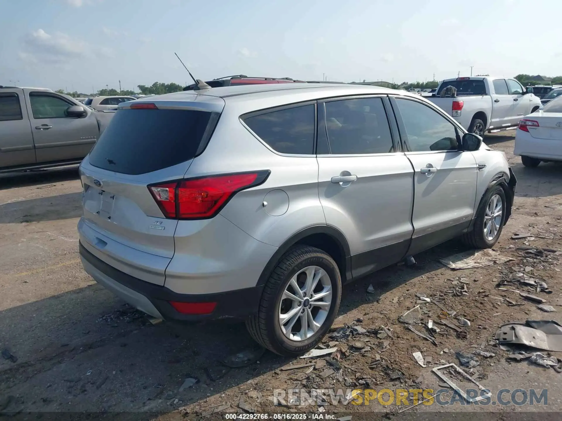 4 Photograph of a damaged car 1FMCU0GD1KUC02511 FORD ESCAPE 2019