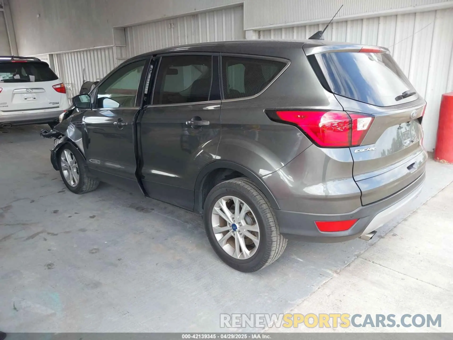 3 Фотография поврежденного автомобиля 1FMCU0GD2KUB14762 FORD ESCAPE 2019