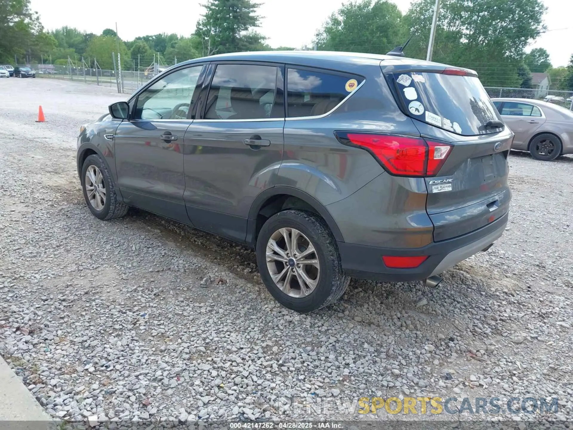 3 Фотография поврежденного автомобиля 1FMCU0GD2KUB38690 FORD ESCAPE 2019