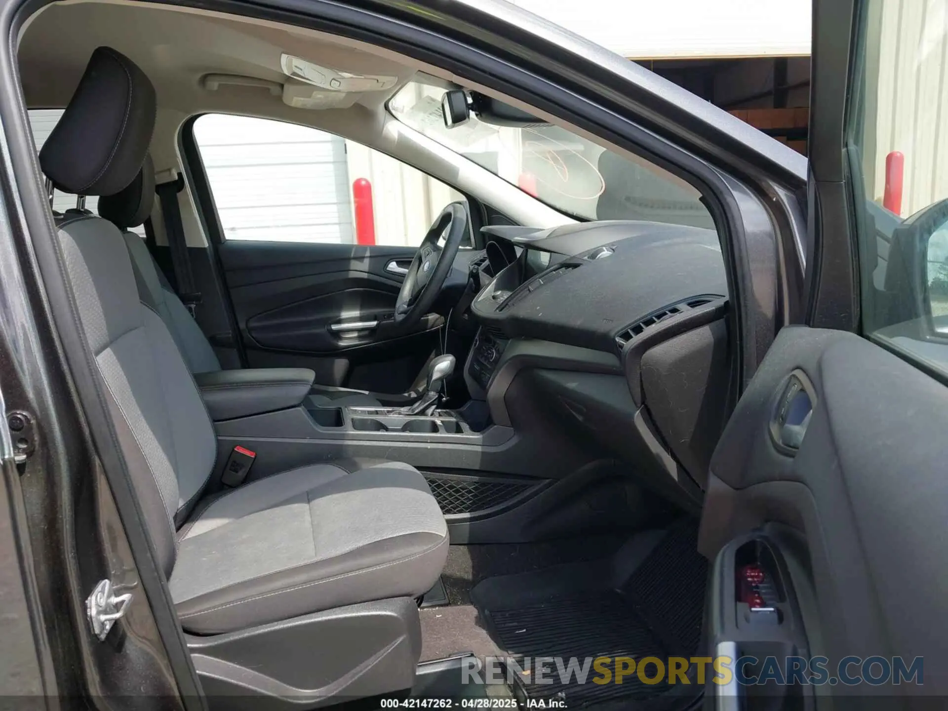 5 Фотография поврежденного автомобиля 1FMCU0GD2KUB38690 FORD ESCAPE 2019