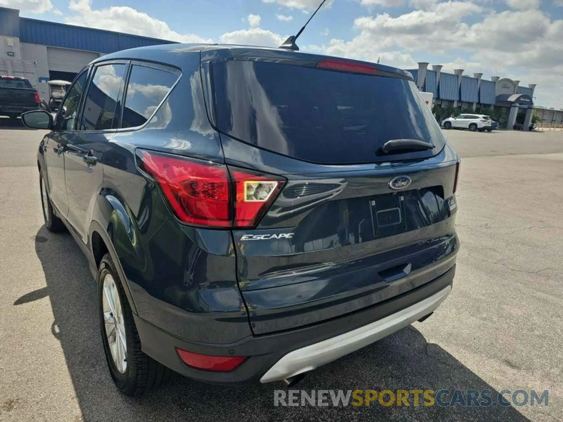 1 Фотография поврежденного автомобиля 1FMCU0GD2KUB82026 FORD ESCAPE 2019