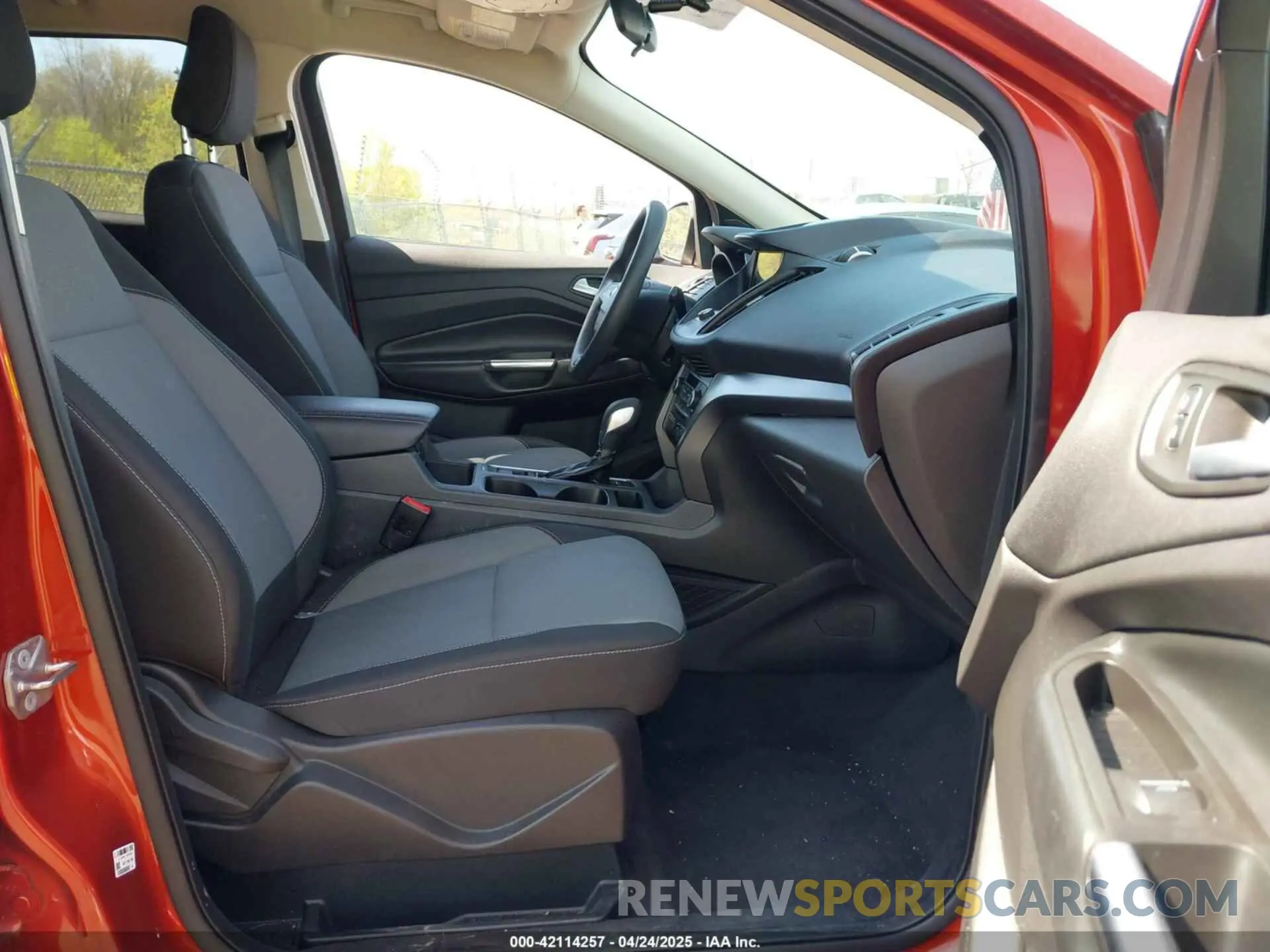 5 Photograph of a damaged car 1FMCU0GD2KUC35470 FORD ESCAPE 2019