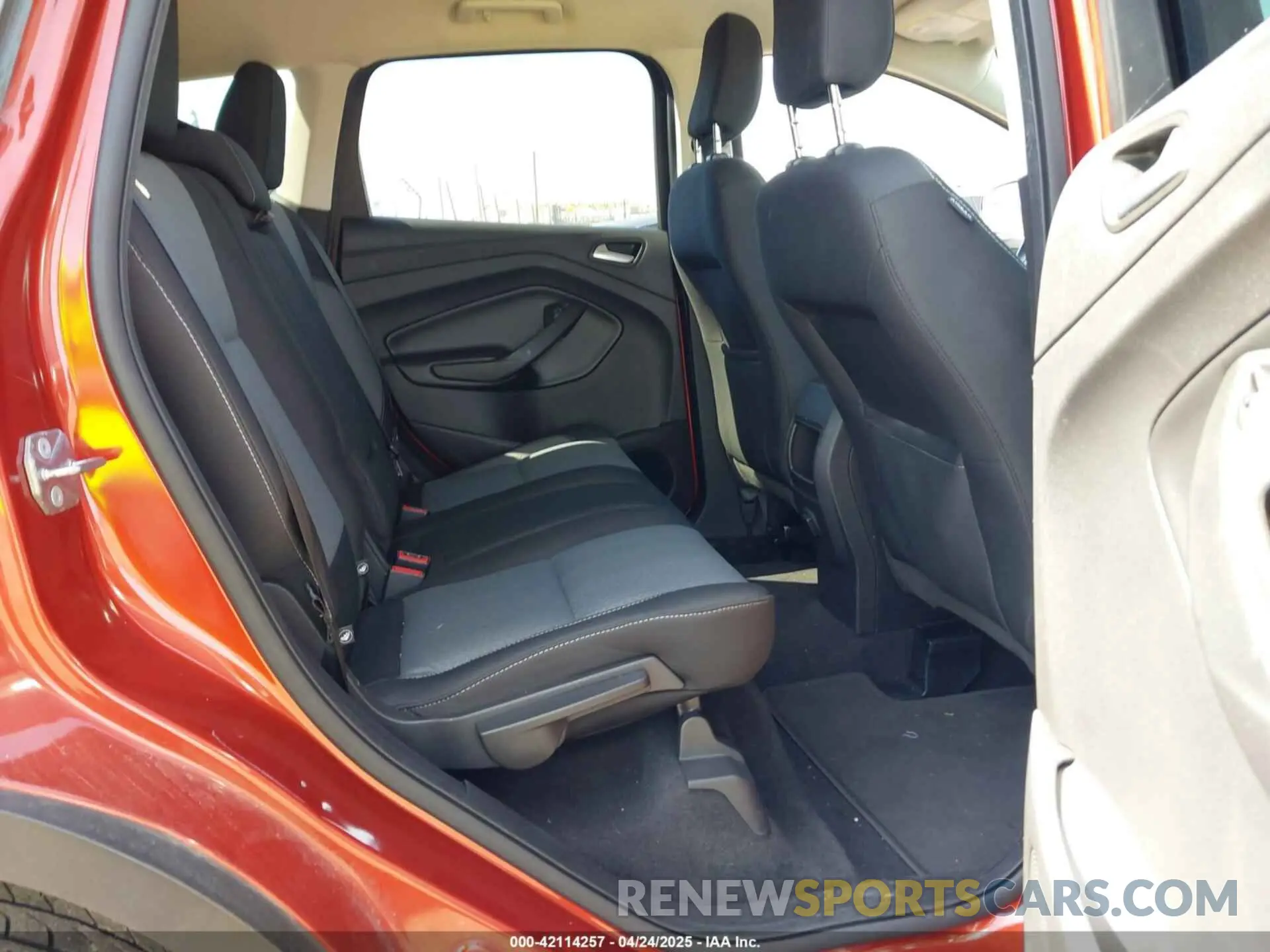 8 Photograph of a damaged car 1FMCU0GD2KUC35470 FORD ESCAPE 2019