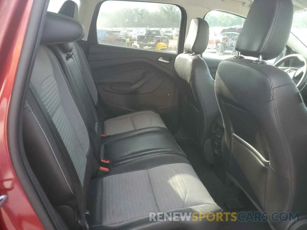 10 Photograph of a damaged car 1FMCU0GD2KUC52995 FORD ESCAPE 2019