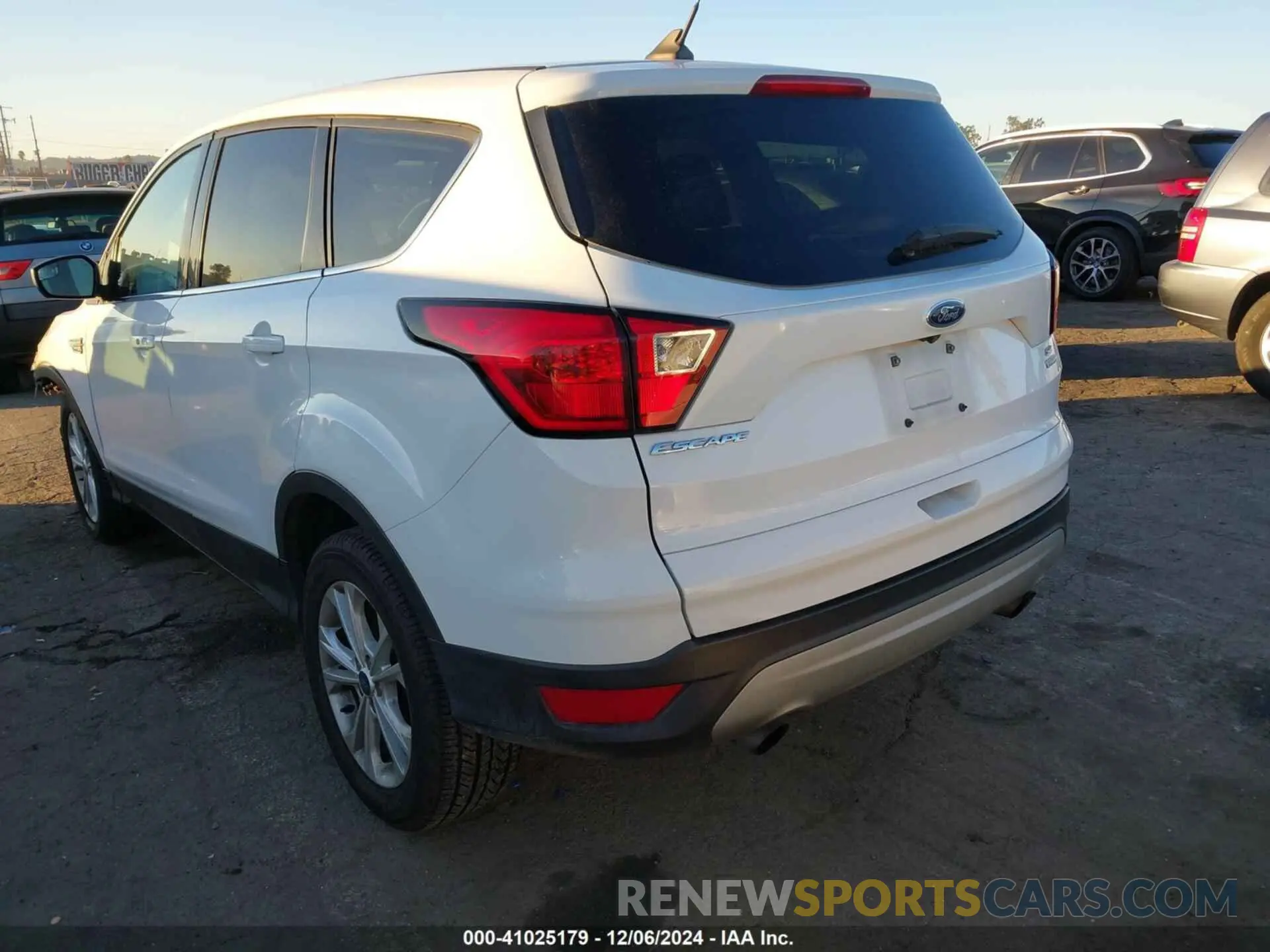 3 Photograph of a damaged car 1FMCU0GD3KUA20180 FORD ESCAPE 2019