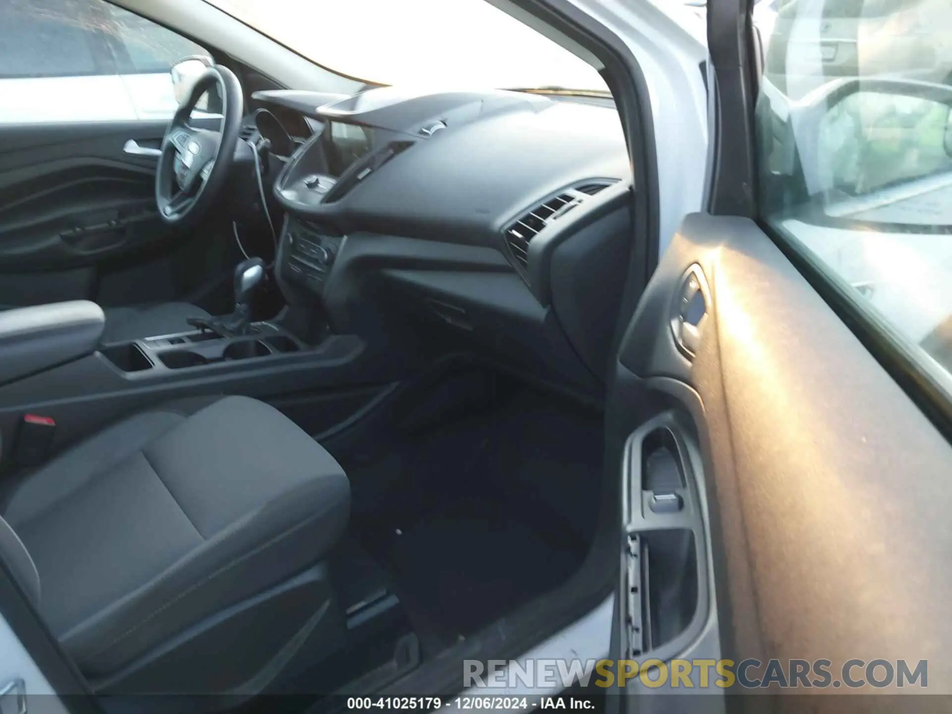 5 Photograph of a damaged car 1FMCU0GD3KUA20180 FORD ESCAPE 2019