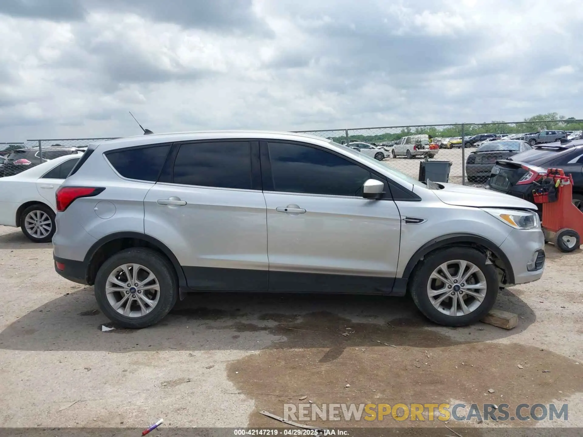 13 Фотография поврежденного автомобиля 1FMCU0GD3KUA40915 FORD ESCAPE 2019