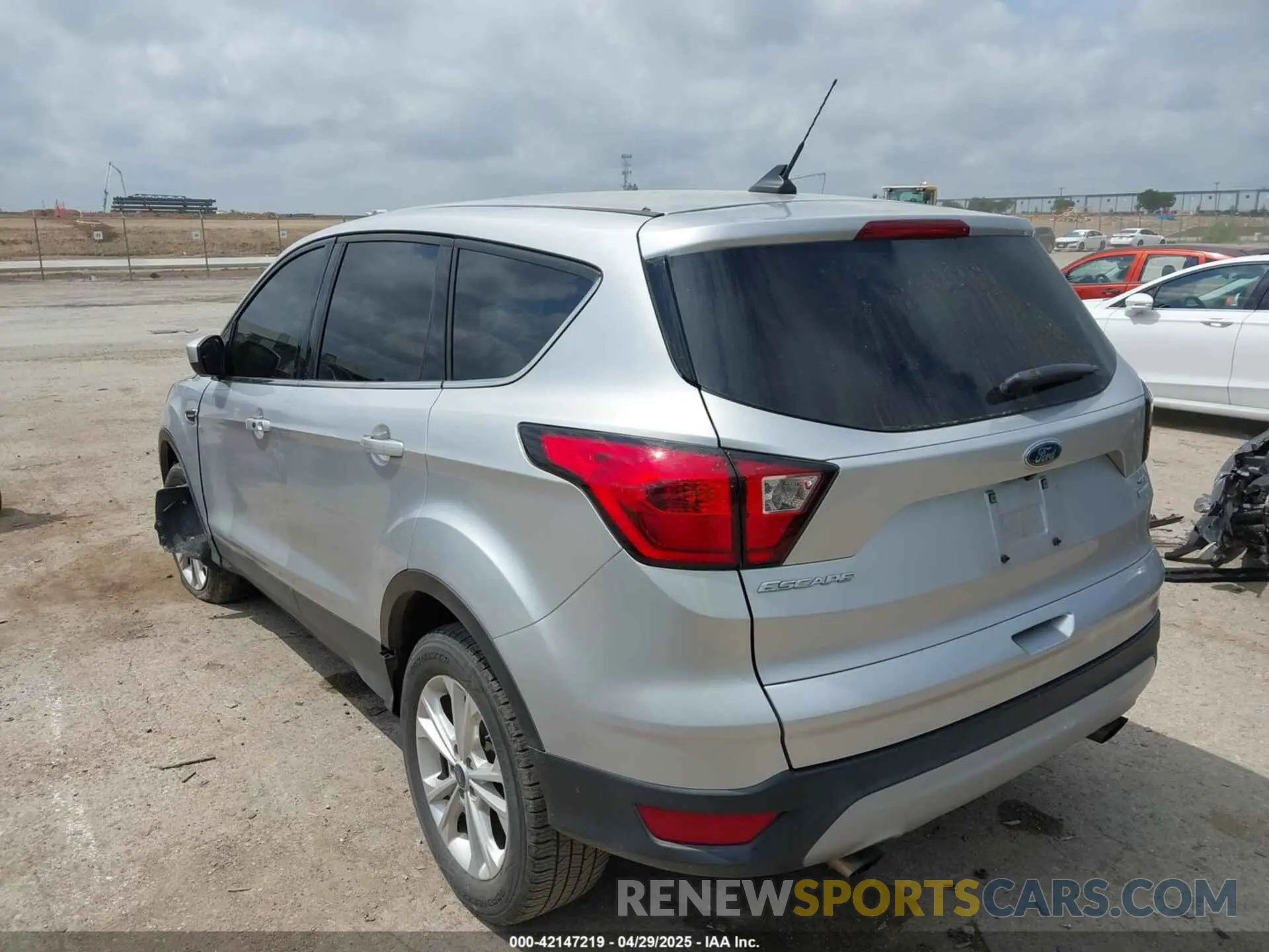 3 Фотография поврежденного автомобиля 1FMCU0GD3KUA40915 FORD ESCAPE 2019