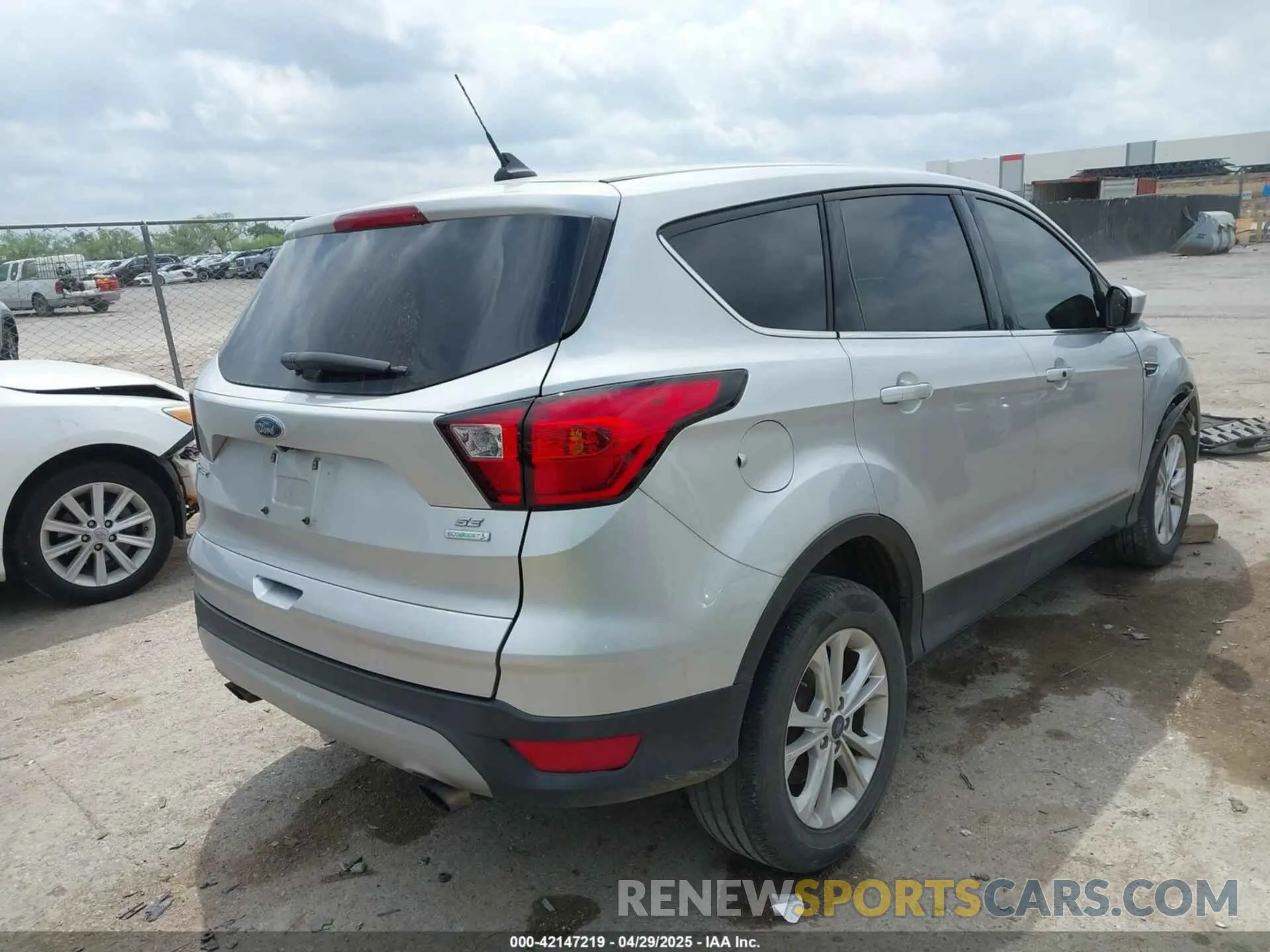 4 Фотография поврежденного автомобиля 1FMCU0GD3KUA40915 FORD ESCAPE 2019