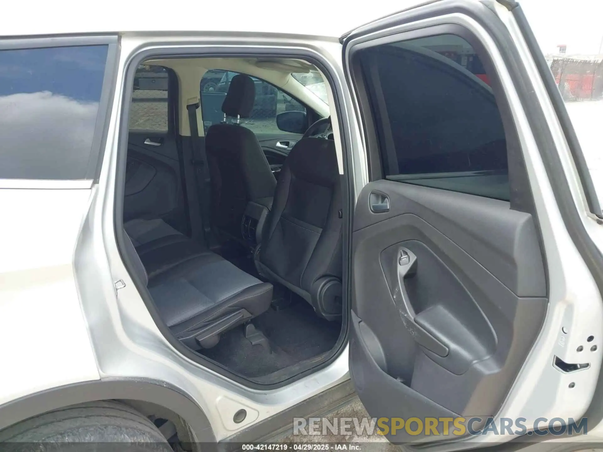 8 Фотография поврежденного автомобиля 1FMCU0GD3KUA40915 FORD ESCAPE 2019