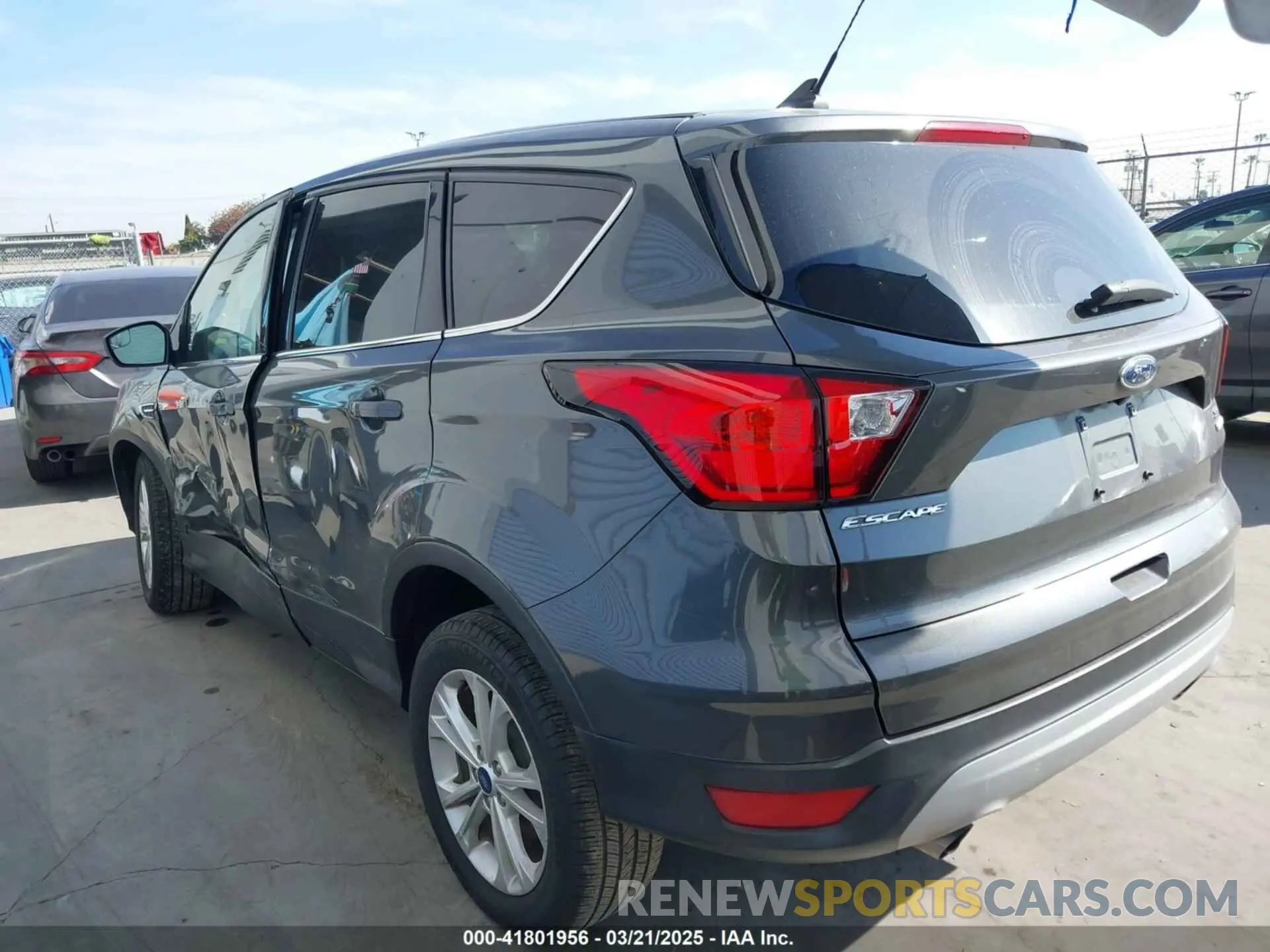 3 Фотография поврежденного автомобиля 1FMCU0GD3KUA71923 FORD ESCAPE 2019
