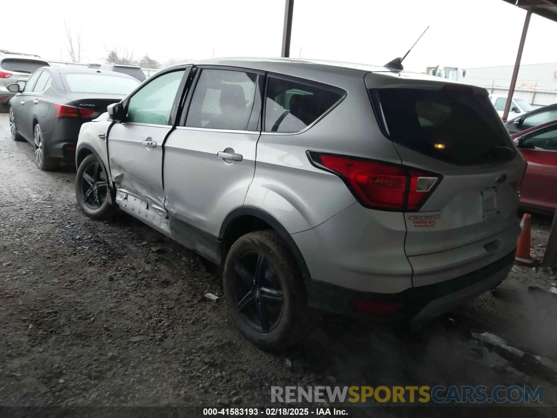 3 Photograph of a damaged car 1FMCU0GD3KUB10025 FORD ESCAPE 2019