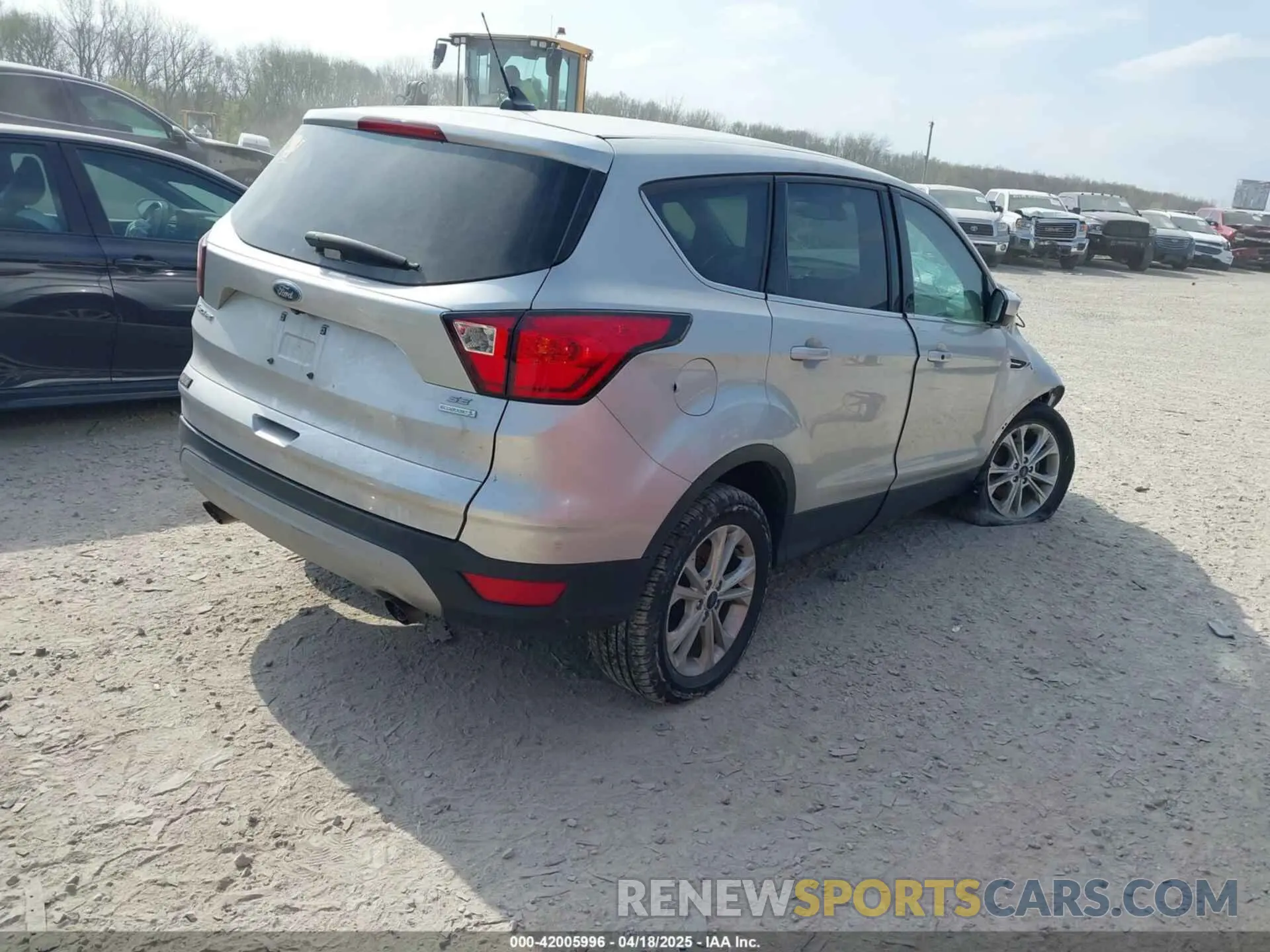 4 Photograph of a damaged car 1FMCU0GD3KUB11627 FORD ESCAPE 2019