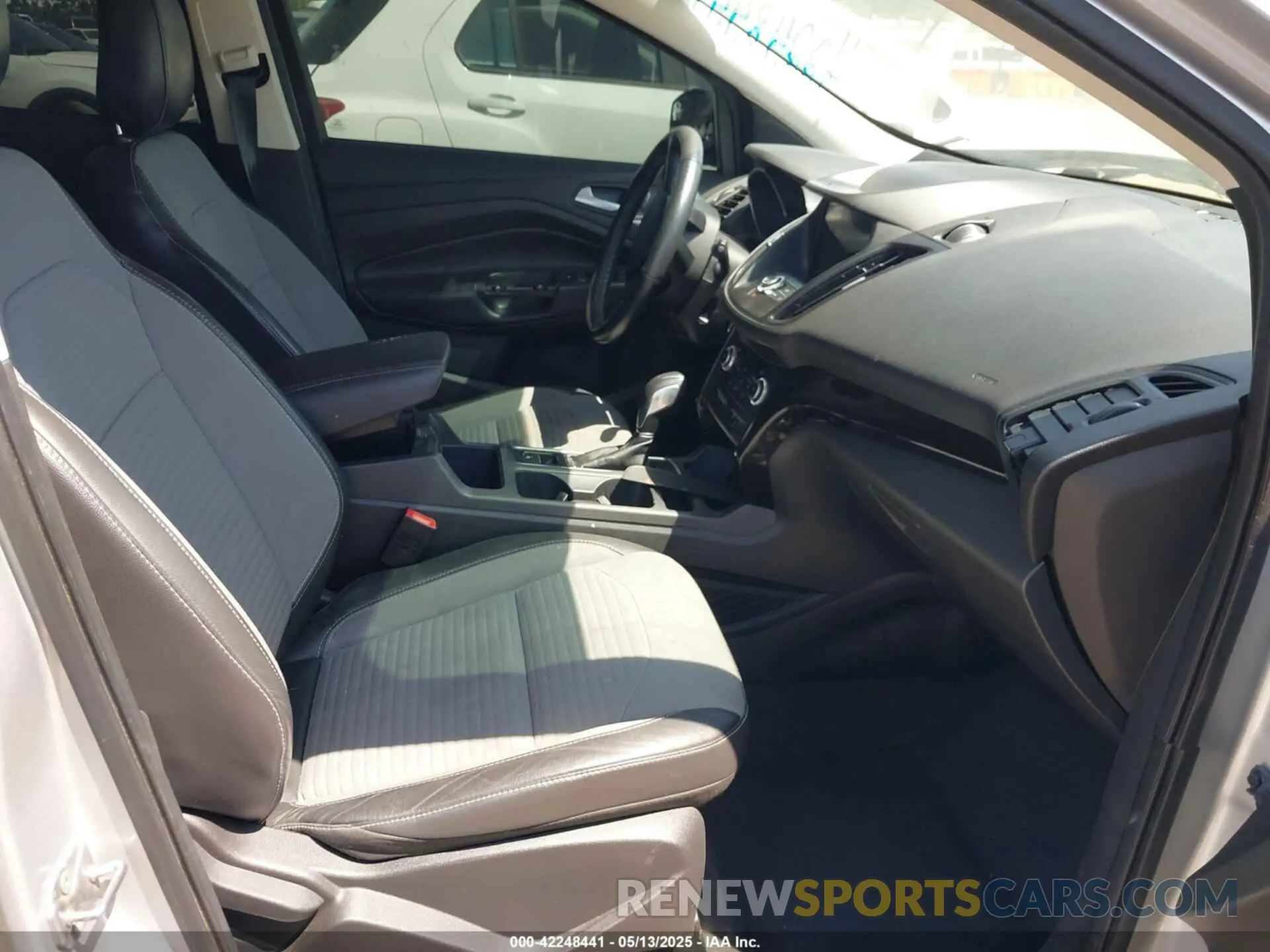 5 Фотография поврежденного автомобиля 1FMCU0GD4KUA41314 FORD ESCAPE 2019