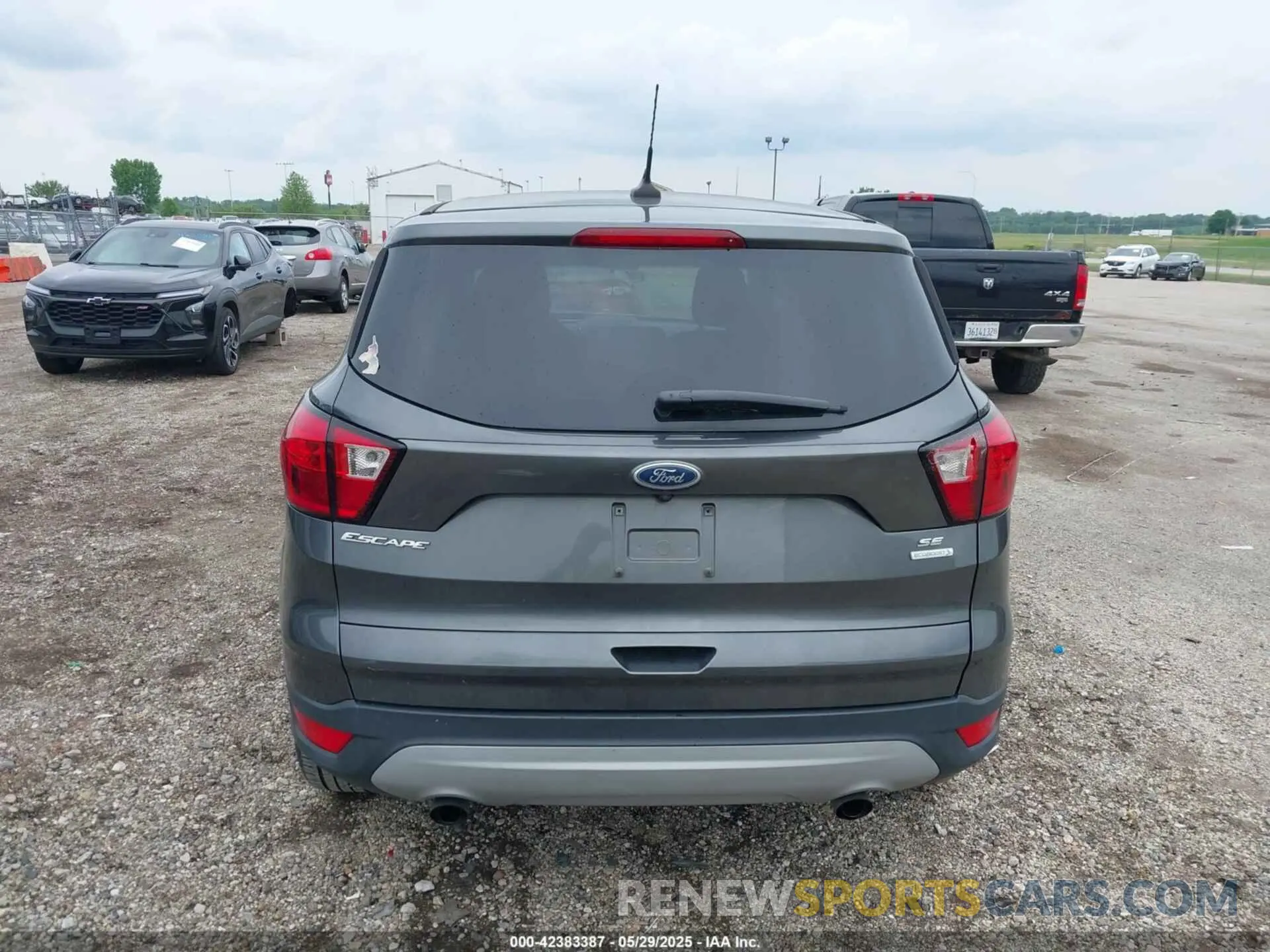 17 Photograph of a damaged car 1FMCU0GD4KUA92490 FORD ESCAPE 2019