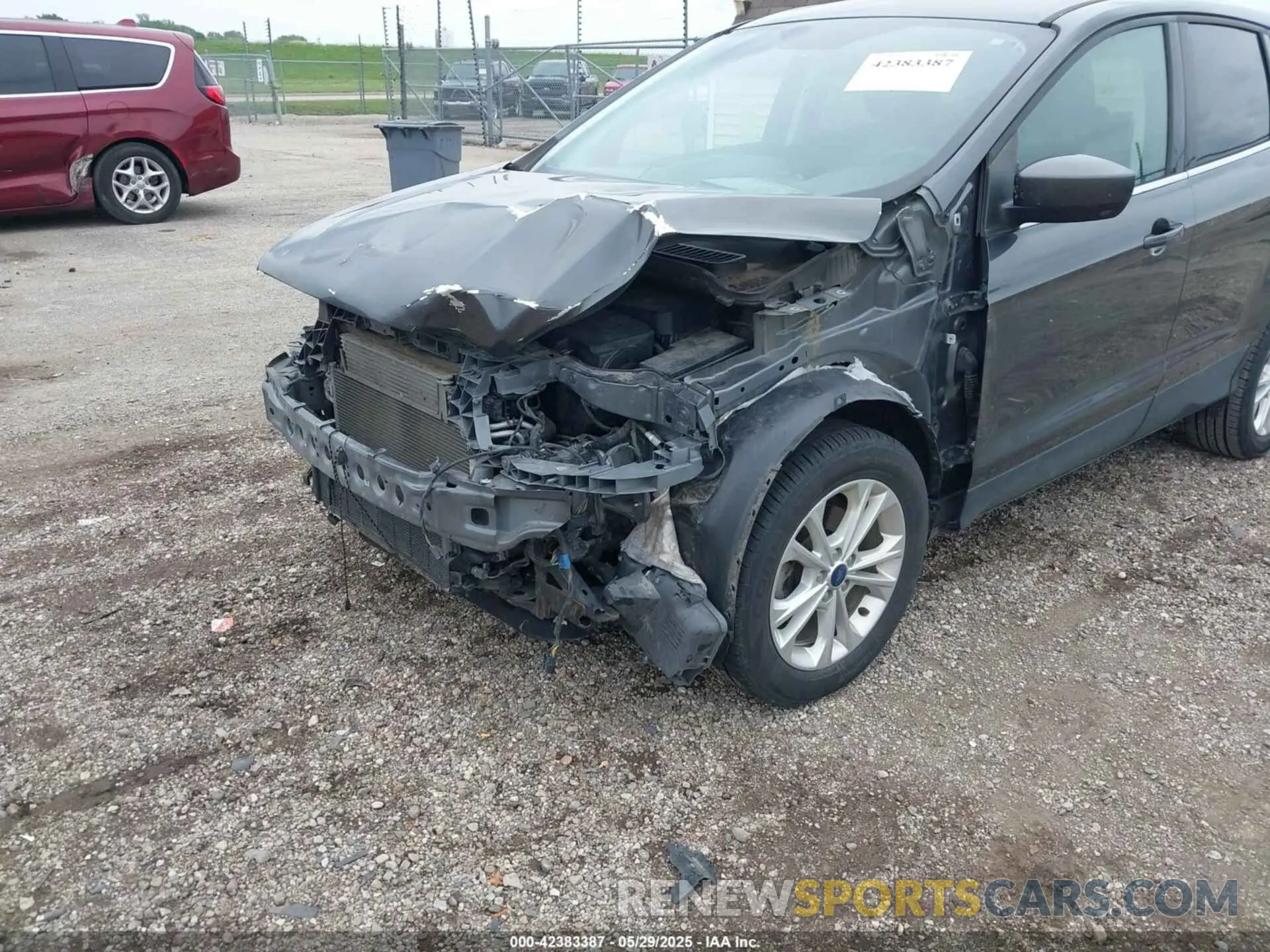 18 Photograph of a damaged car 1FMCU0GD4KUA92490 FORD ESCAPE 2019
