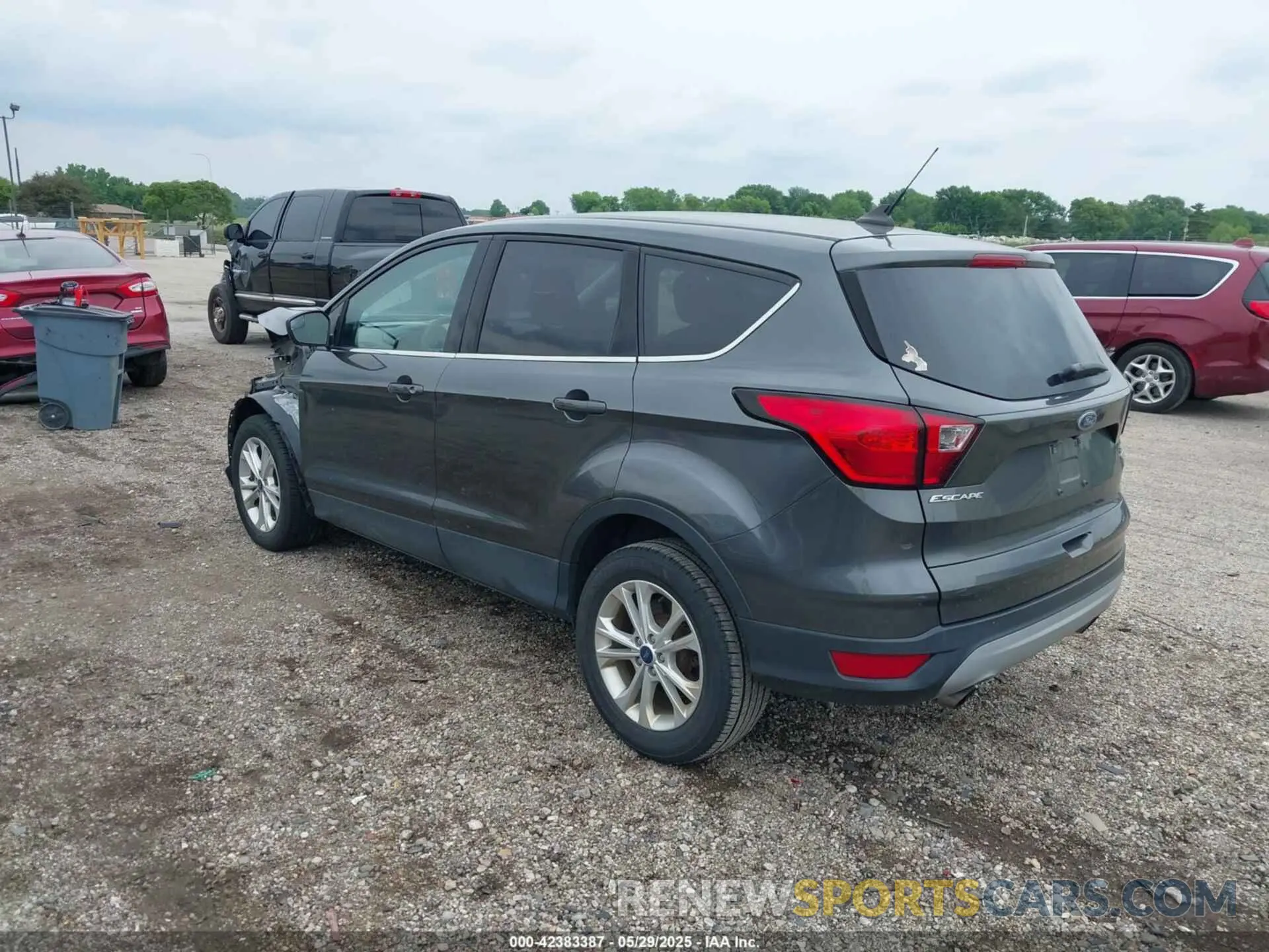 3 Photograph of a damaged car 1FMCU0GD4KUA92490 FORD ESCAPE 2019
