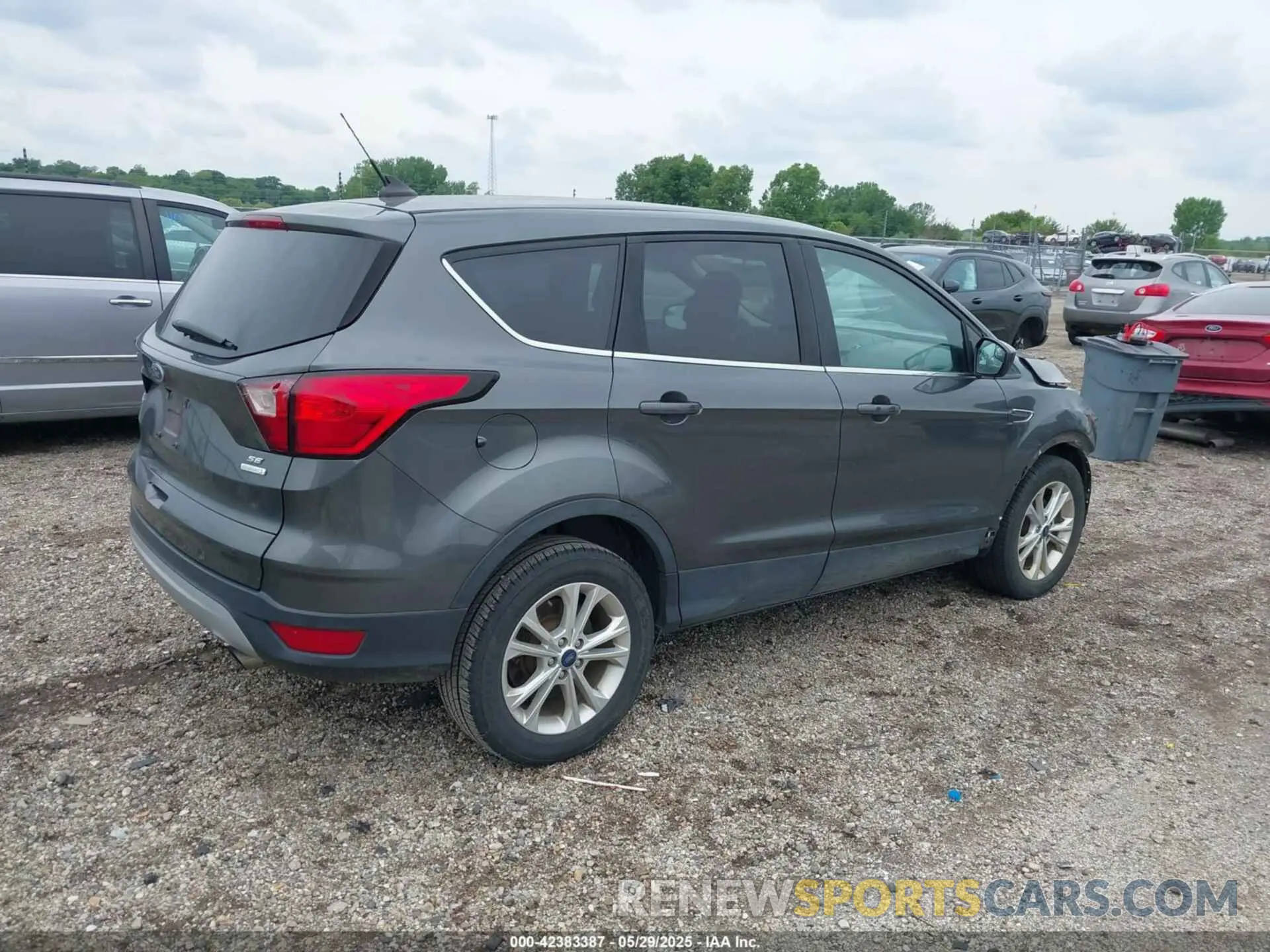 4 Photograph of a damaged car 1FMCU0GD4KUA92490 FORD ESCAPE 2019