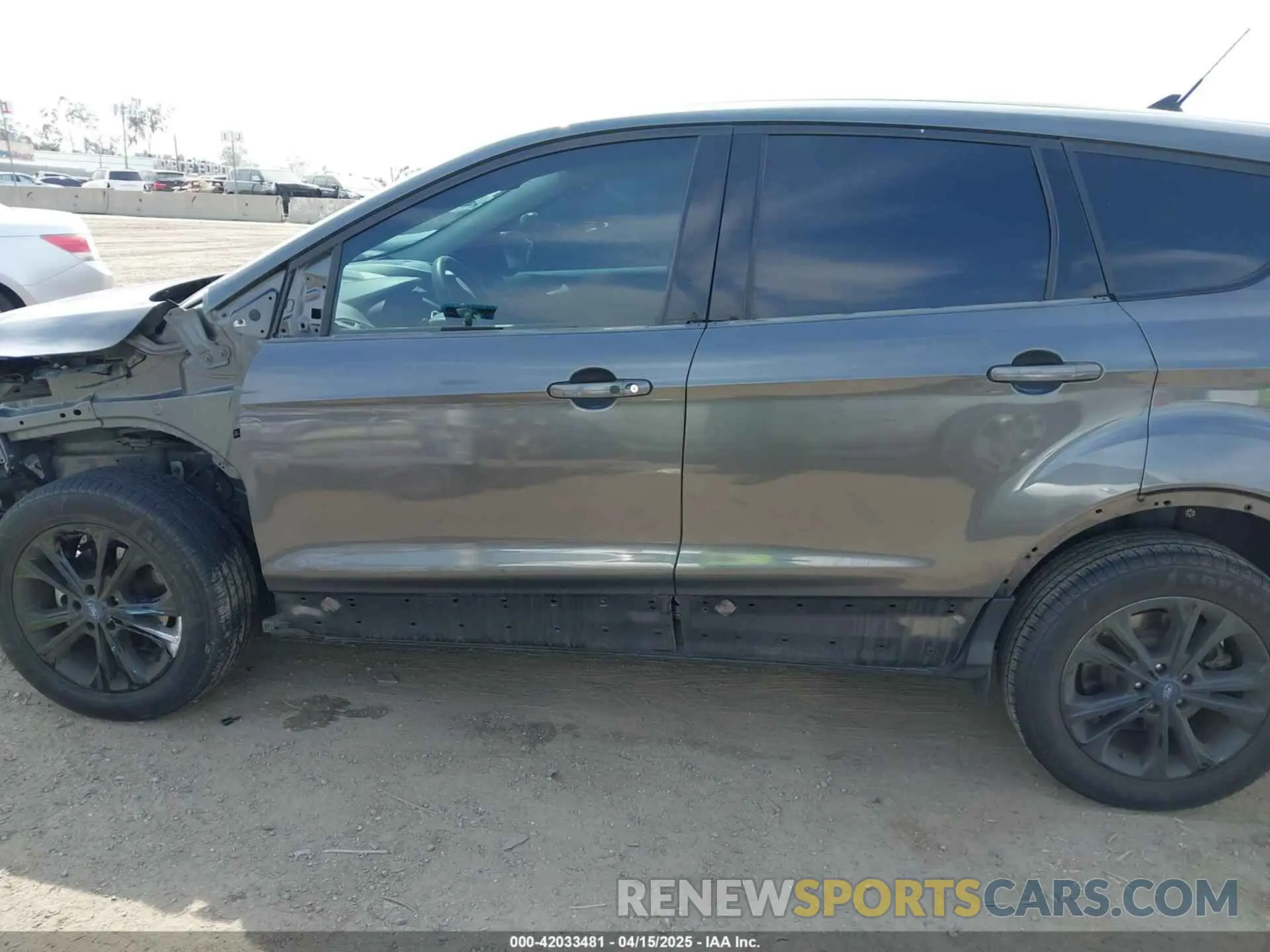 15 Photograph of a damaged car 1FMCU0GD4KUB05626 FORD ESCAPE 2019