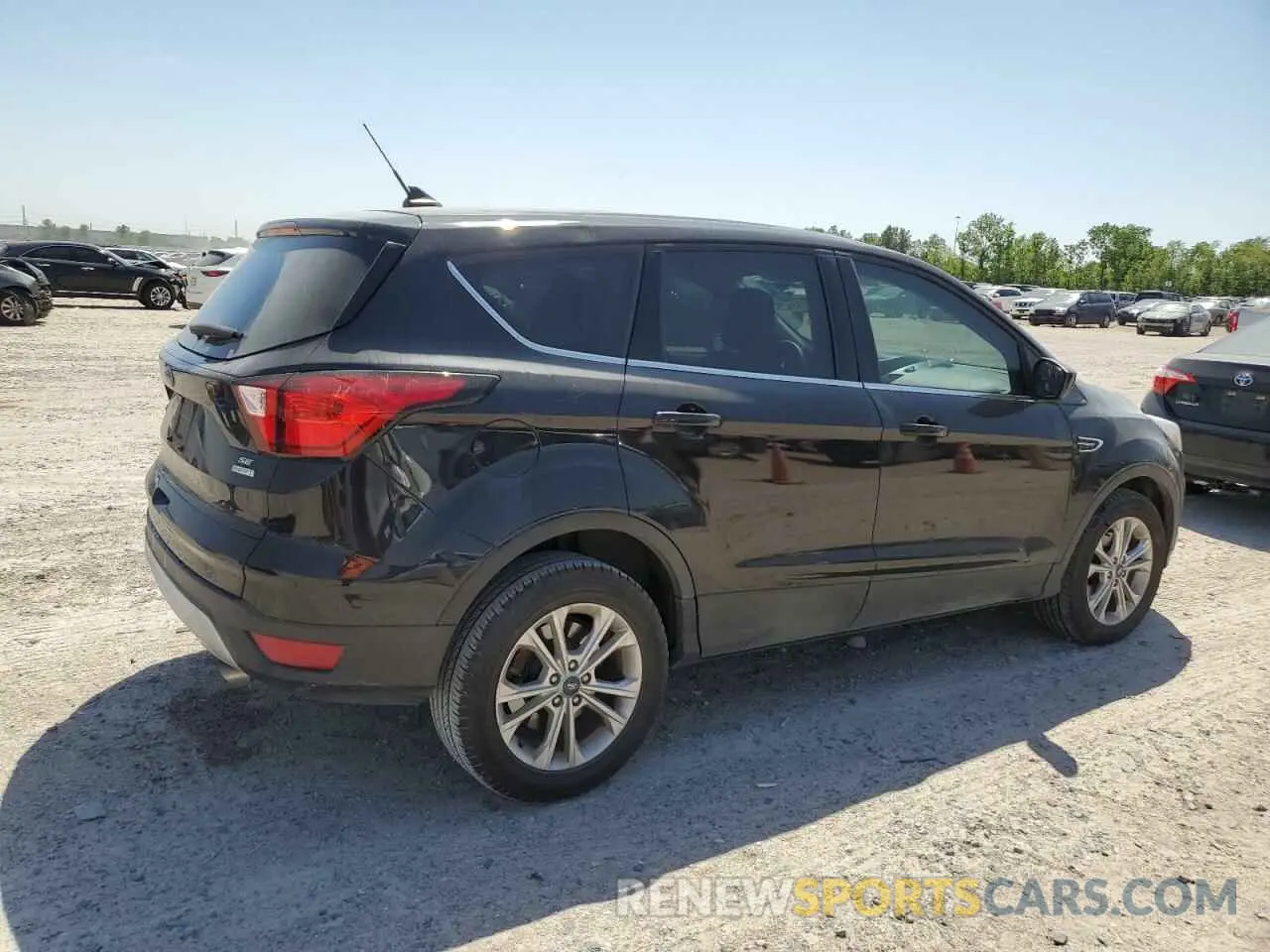 3 Фотография поврежденного автомобиля 1FMCU0GD4KUB77703 FORD ESCAPE 2019