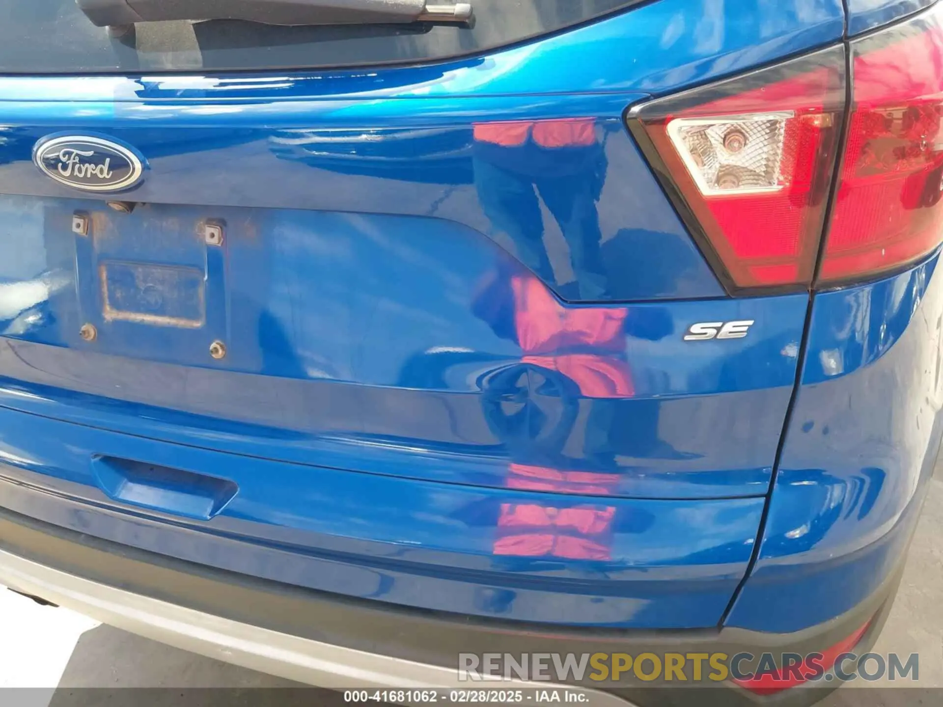 18 Photograph of a damaged car 1FMCU0GD4KUB77720 FORD ESCAPE 2019