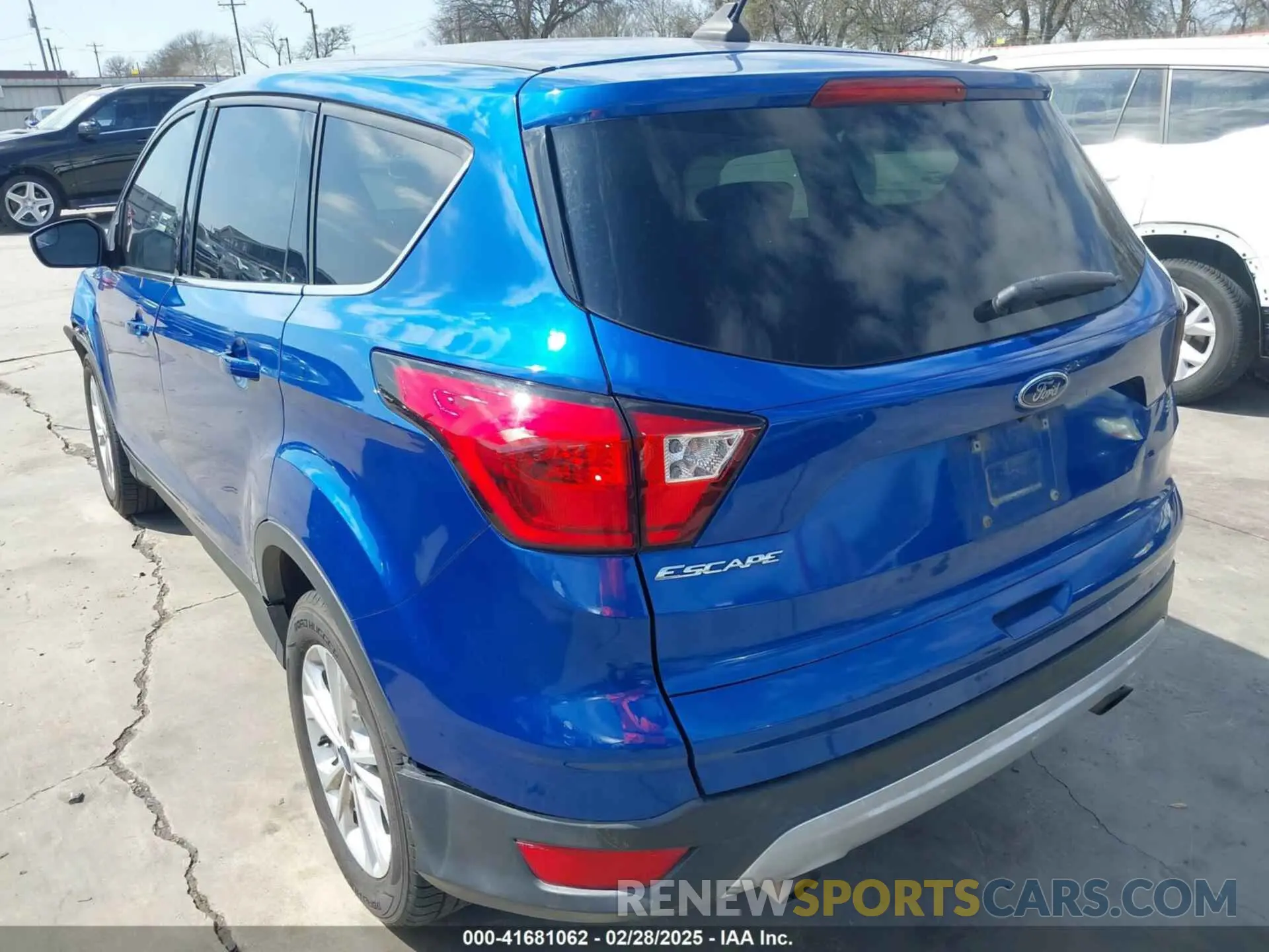 3 Photograph of a damaged car 1FMCU0GD4KUB77720 FORD ESCAPE 2019