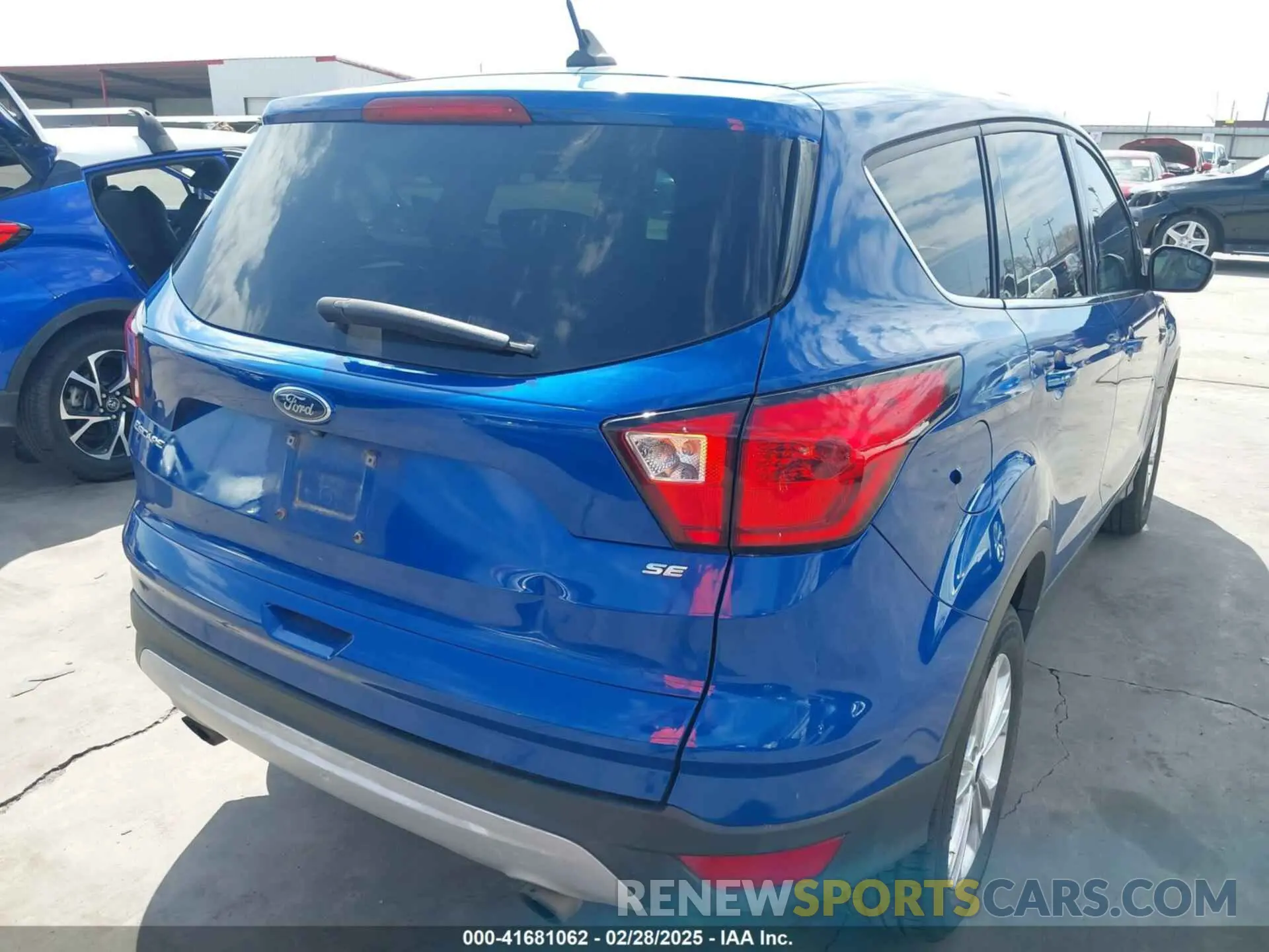 4 Photograph of a damaged car 1FMCU0GD4KUB77720 FORD ESCAPE 2019