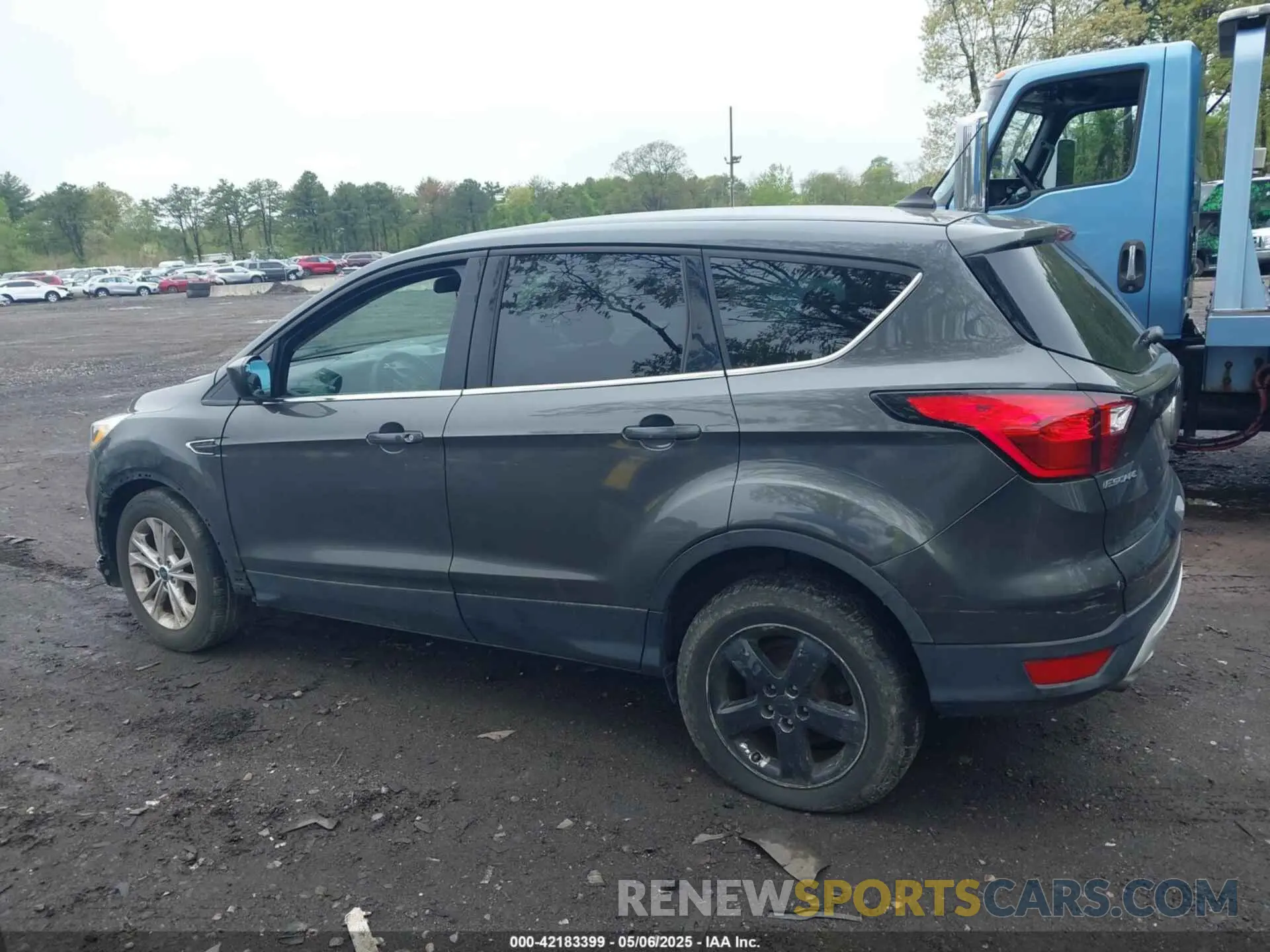 14 Photograph of a damaged car 1FMCU0GD4KUB95005 FORD ESCAPE 2019