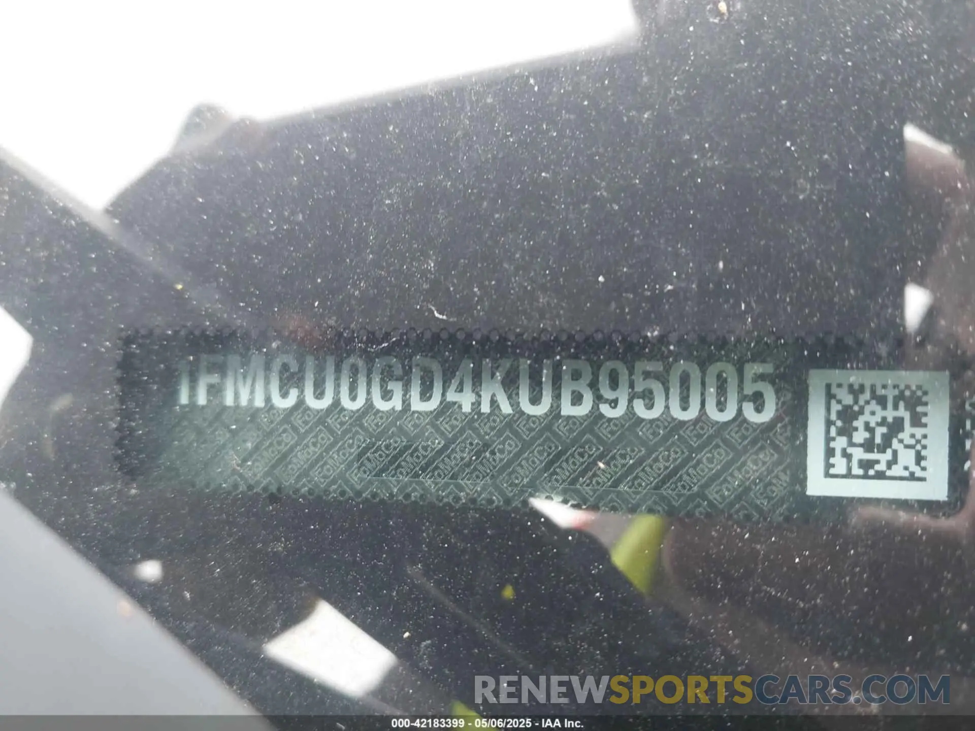 17 Photograph of a damaged car 1FMCU0GD4KUB95005 FORD ESCAPE 2019