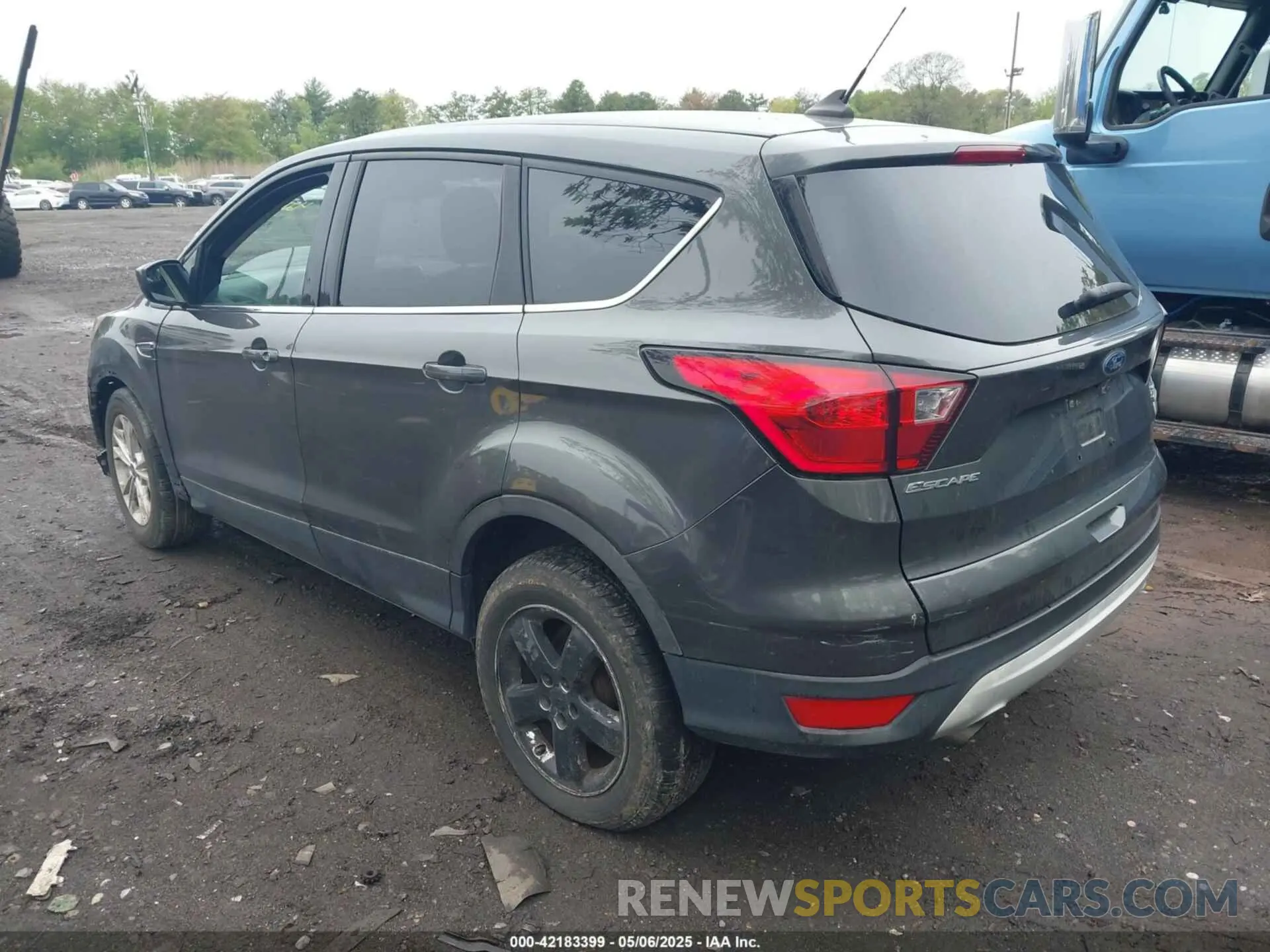 3 Photograph of a damaged car 1FMCU0GD4KUB95005 FORD ESCAPE 2019