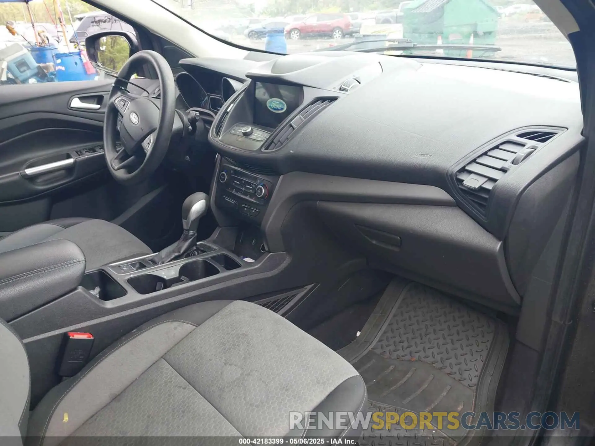 5 Photograph of a damaged car 1FMCU0GD4KUB95005 FORD ESCAPE 2019