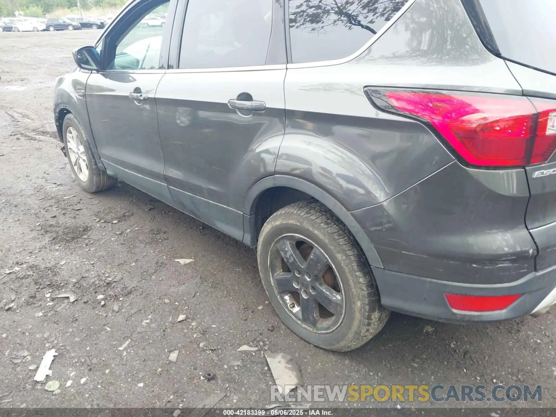 6 Photograph of a damaged car 1FMCU0GD4KUB95005 FORD ESCAPE 2019