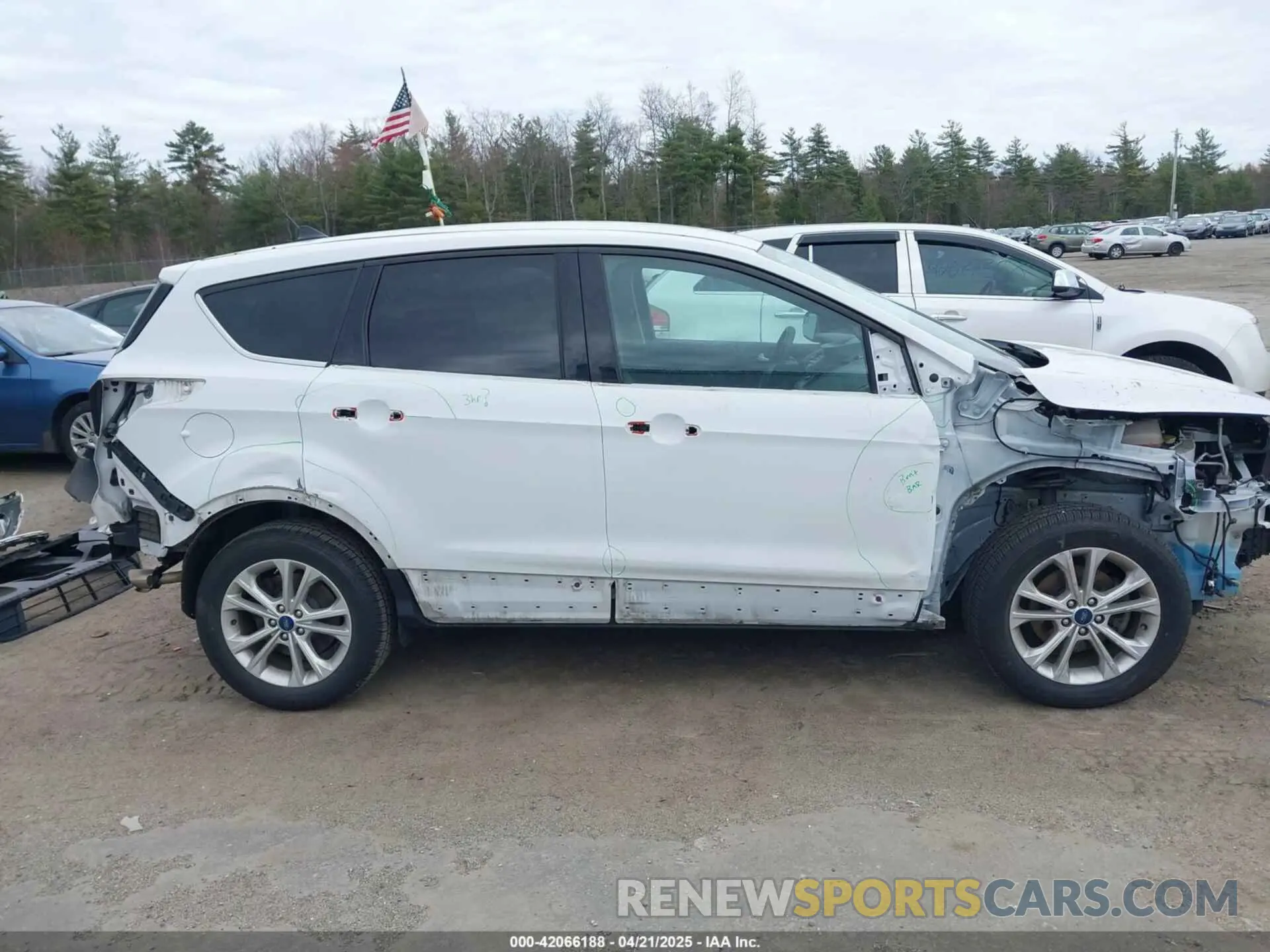 14 Photograph of a damaged car 1FMCU0GD4KUC35521 FORD ESCAPE 2019