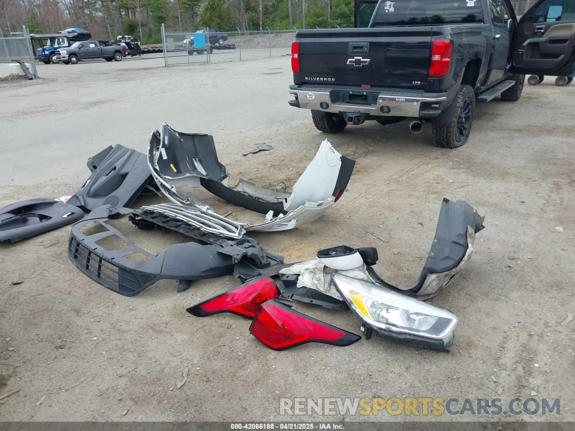 18 Photograph of a damaged car 1FMCU0GD4KUC35521 FORD ESCAPE 2019