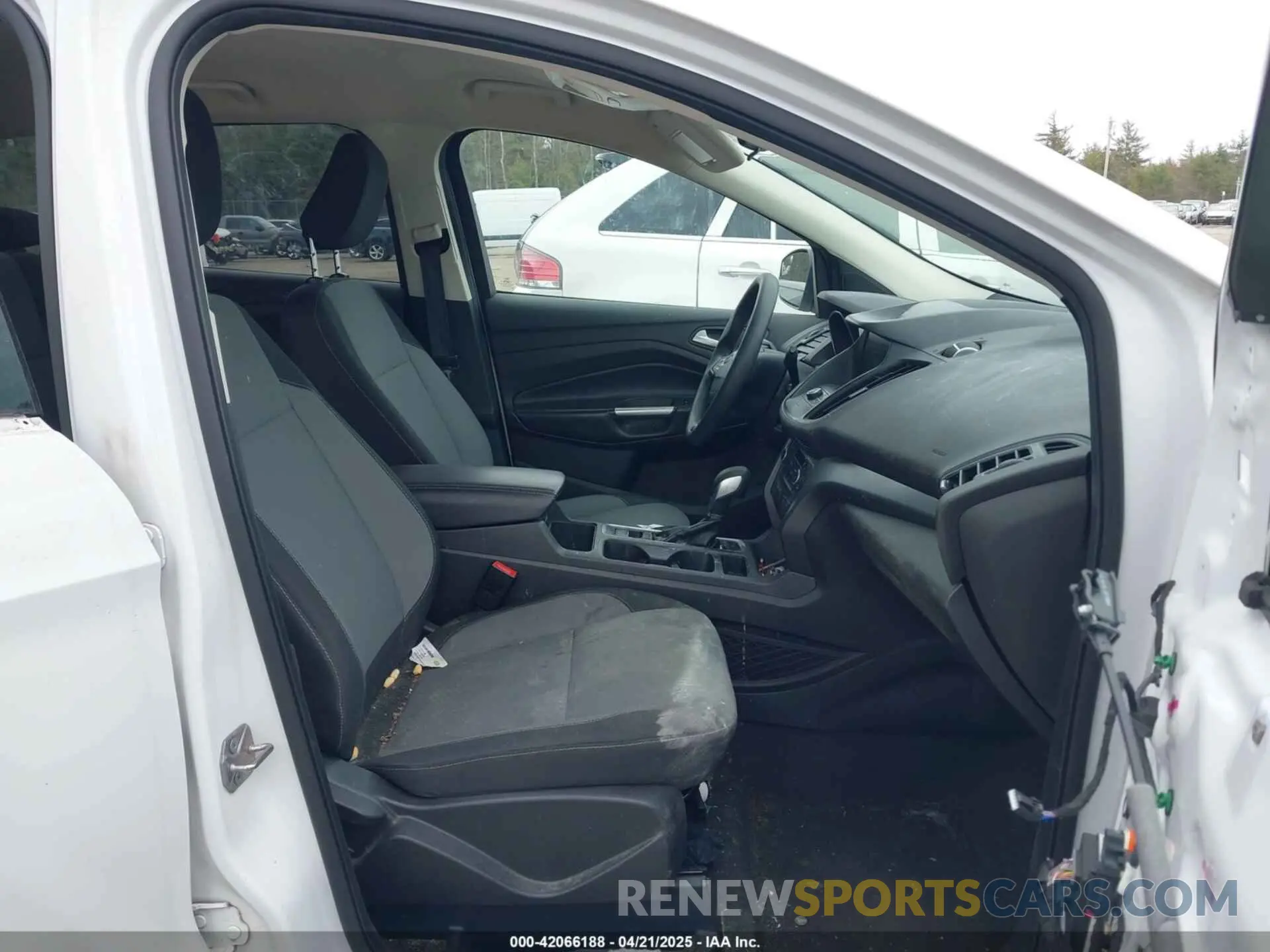 5 Photograph of a damaged car 1FMCU0GD4KUC35521 FORD ESCAPE 2019
