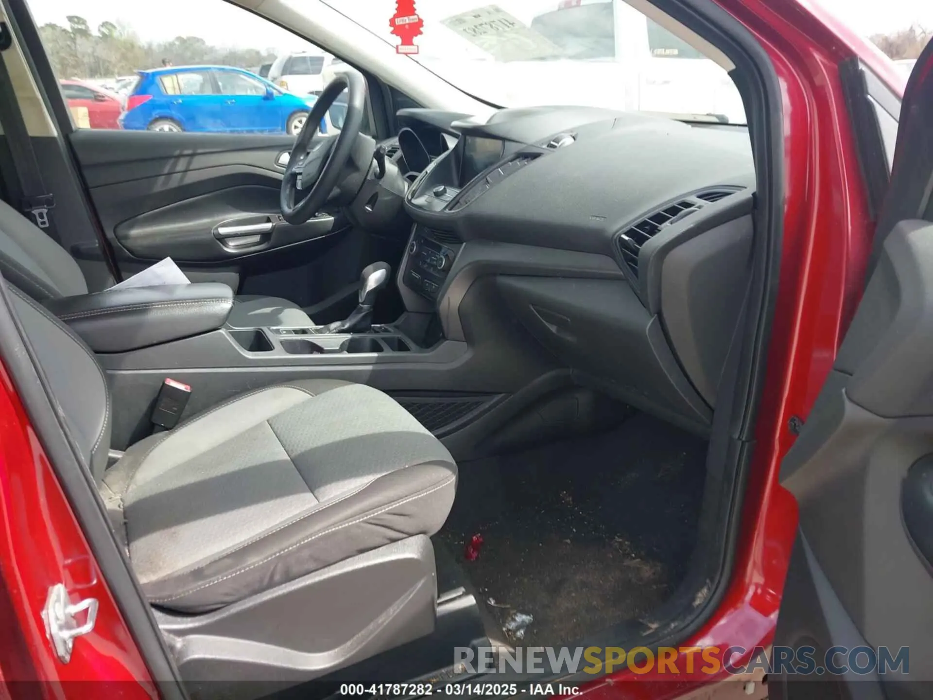 5 Photograph of a damaged car 1FMCU0GD5KUB20300 FORD ESCAPE 2019