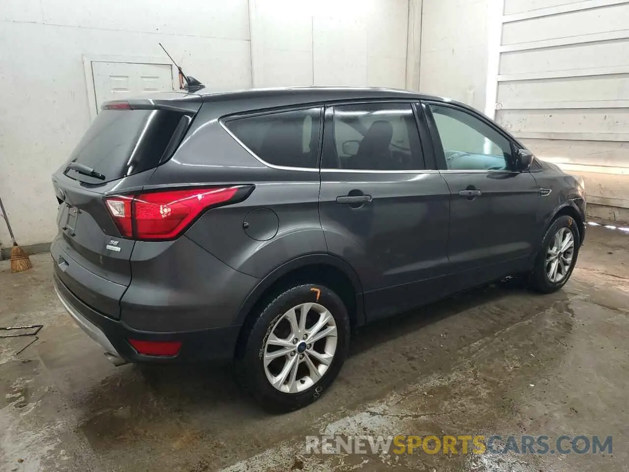 3 Photograph of a damaged car 1FMCU0GD5KUC49556 FORD ESCAPE 2019