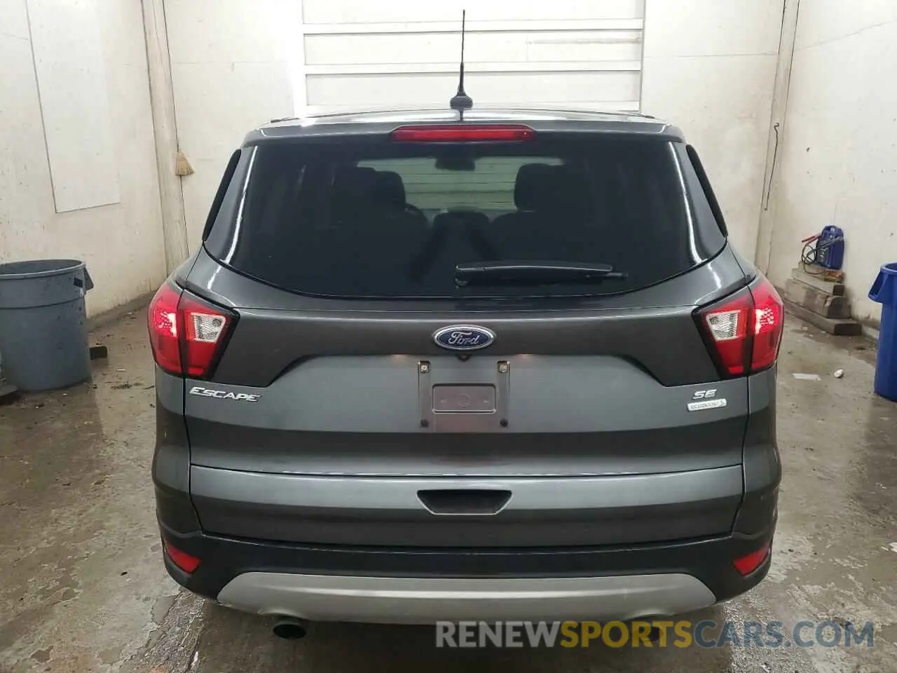 6 Photograph of a damaged car 1FMCU0GD5KUC49556 FORD ESCAPE 2019