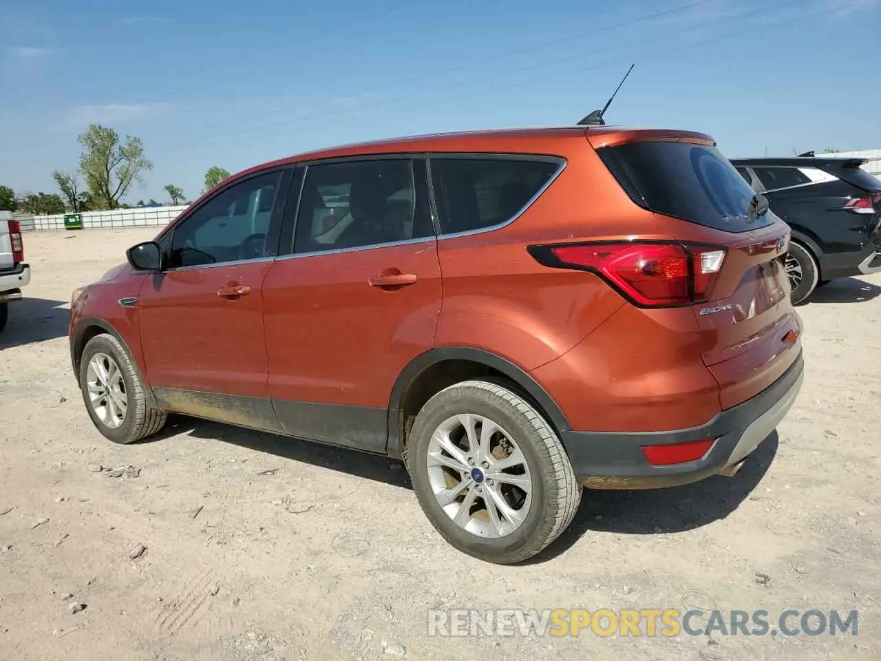 2 Photograph of a damaged car 1FMCU0GD6KUC34323 FORD ESCAPE 2019