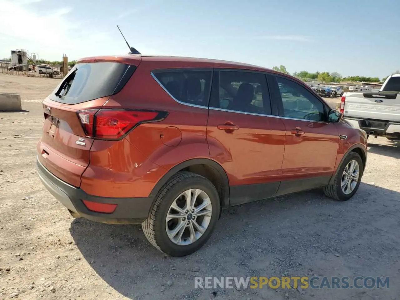 3 Photograph of a damaged car 1FMCU0GD6KUC34323 FORD ESCAPE 2019
