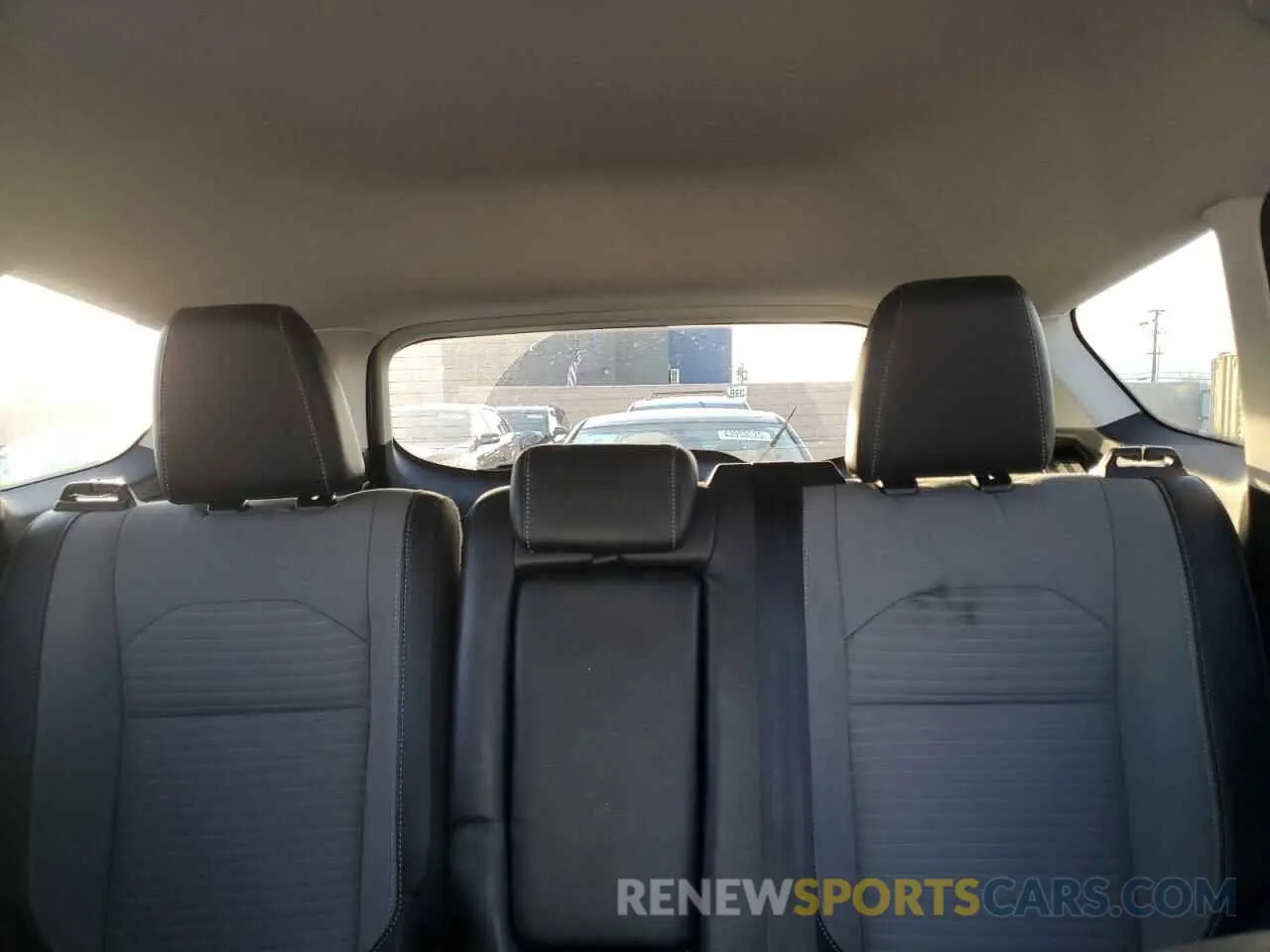 10 Photograph of a damaged car 1FMCU0GD7KUB08472 FORD ESCAPE 2019