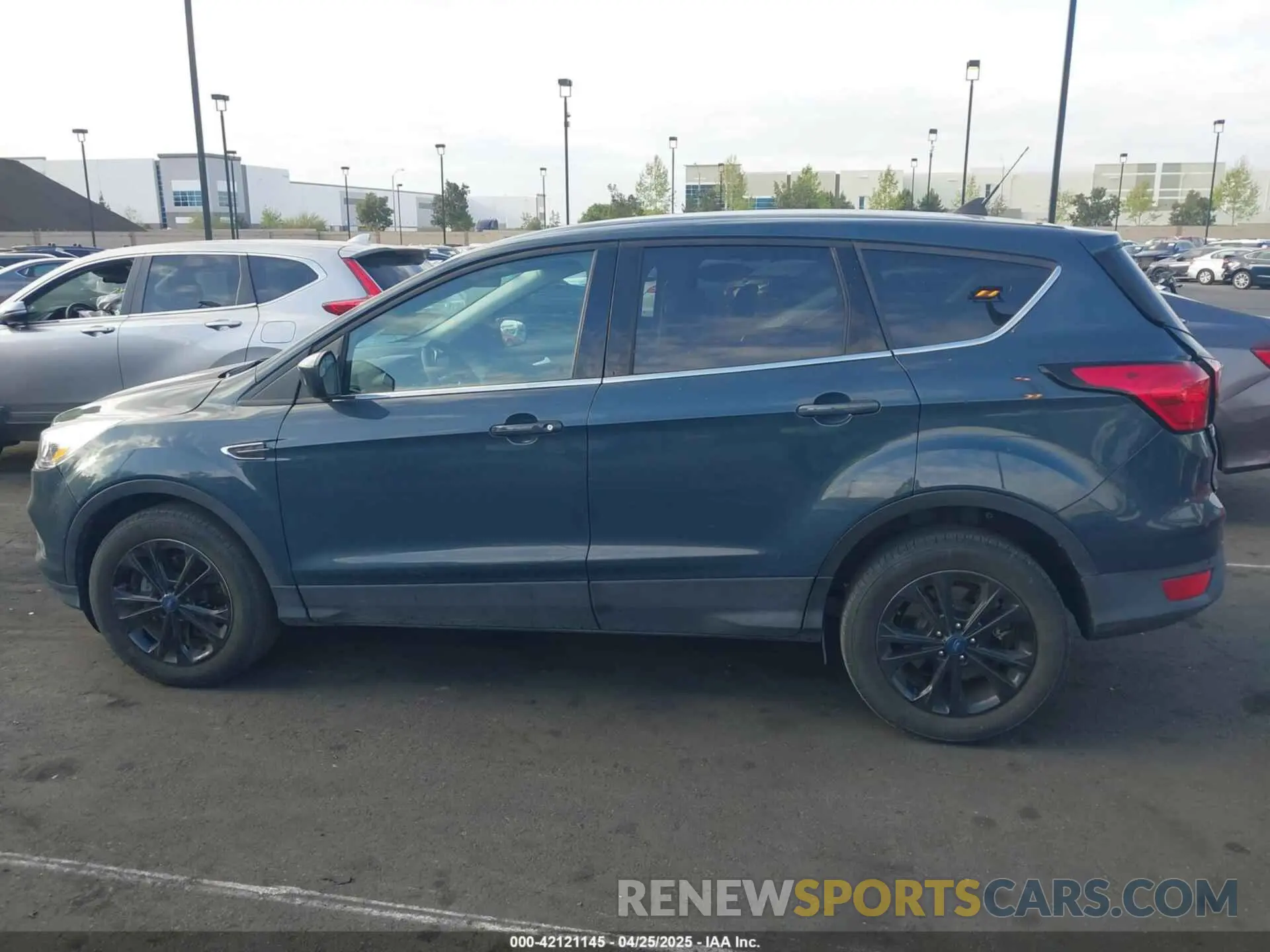 15 Photograph of a damaged car 1FMCU0GD7KUB32397 FORD ESCAPE 2019