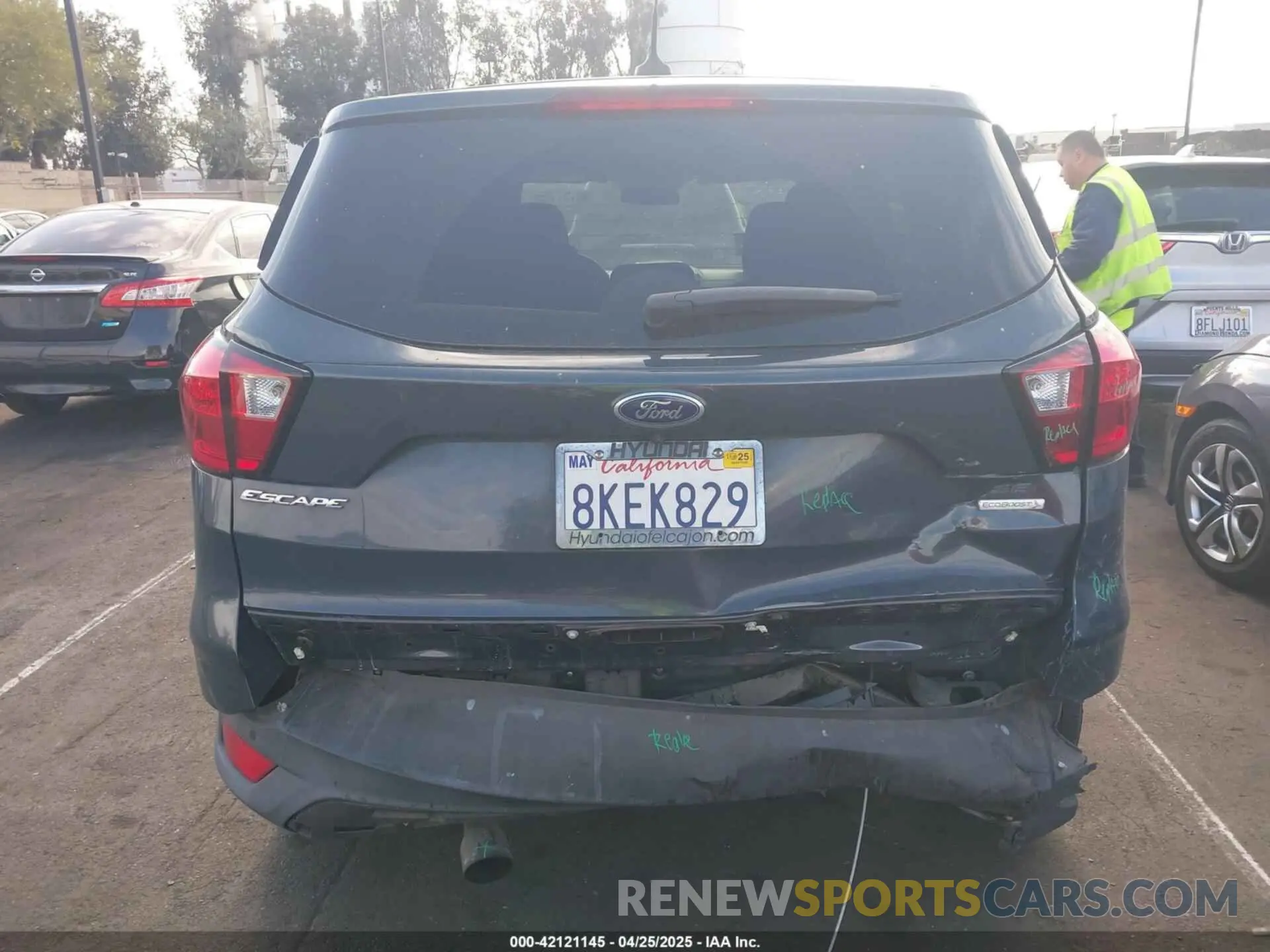 17 Photograph of a damaged car 1FMCU0GD7KUB32397 FORD ESCAPE 2019
