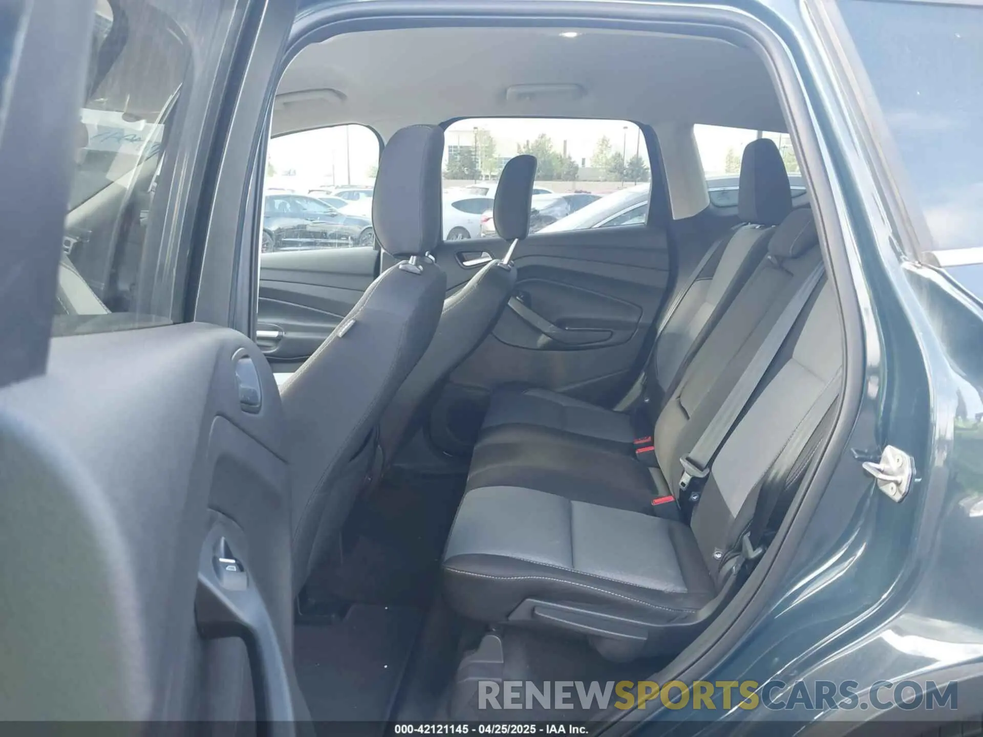 8 Photograph of a damaged car 1FMCU0GD7KUB32397 FORD ESCAPE 2019