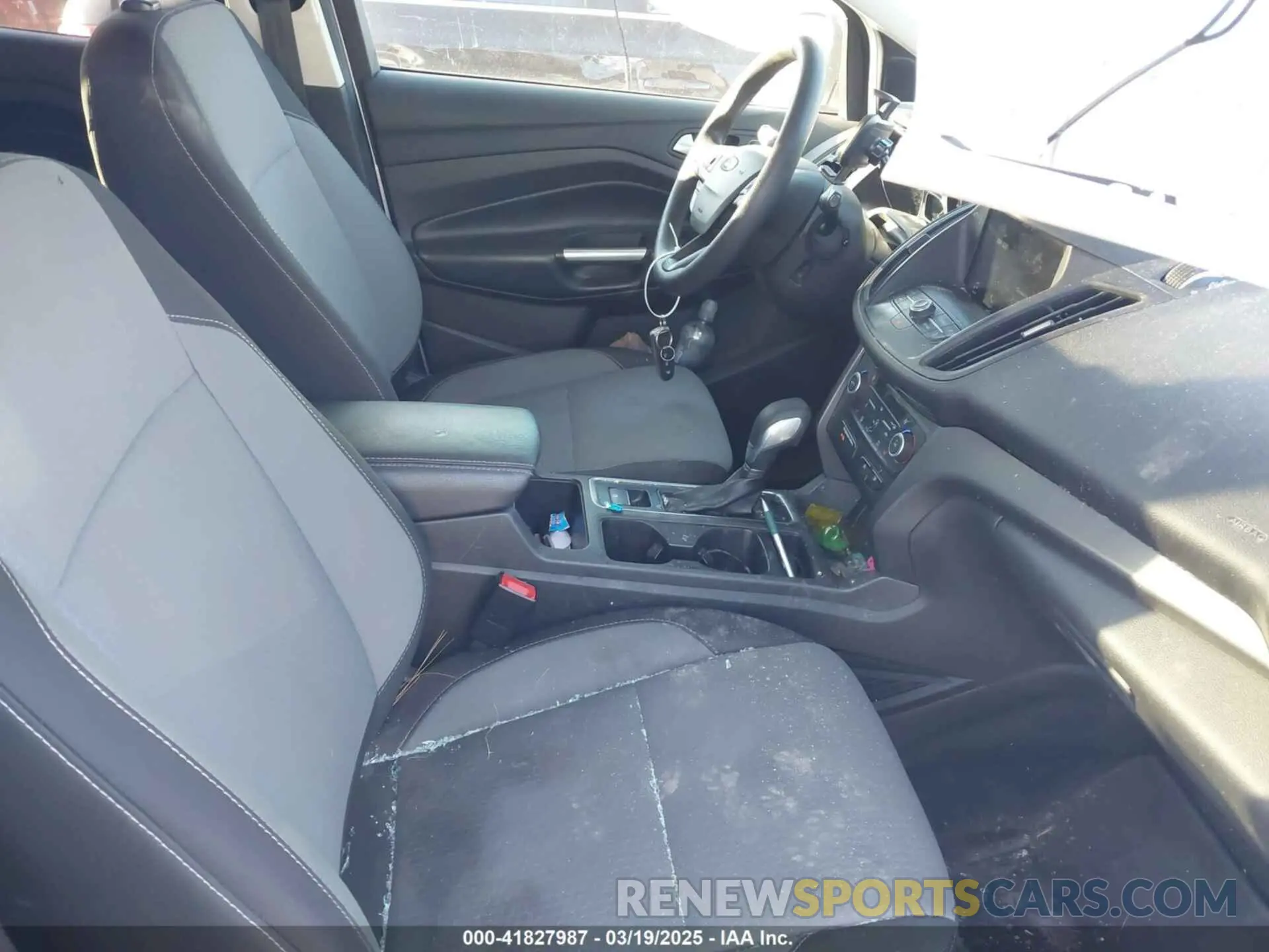 5 Фотография поврежденного автомобиля 1FMCU0GD7KUB45277 FORD ESCAPE 2019