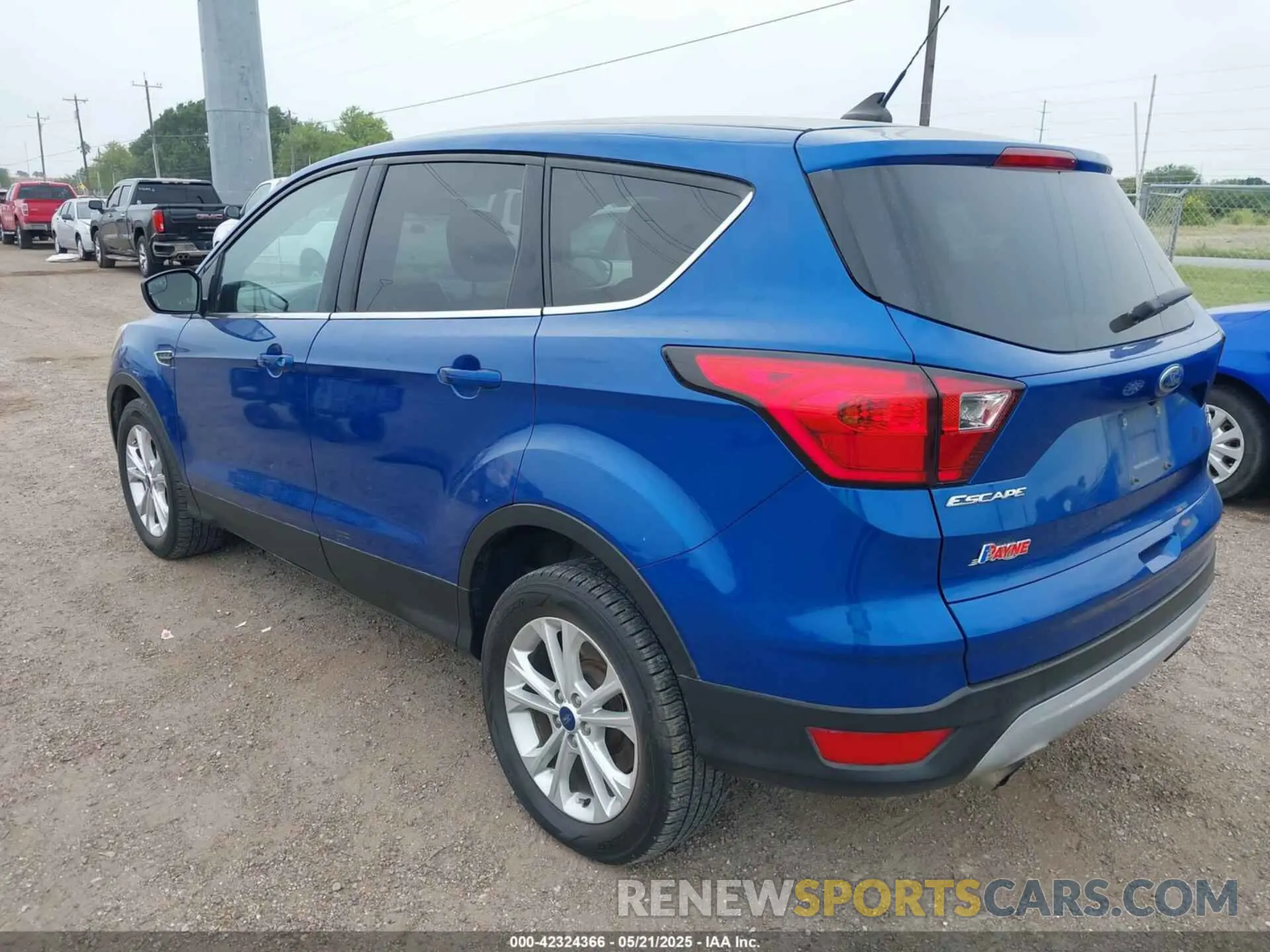 3 Photograph of a damaged car 1FMCU0GD8KUA17808 FORD ESCAPE 2019