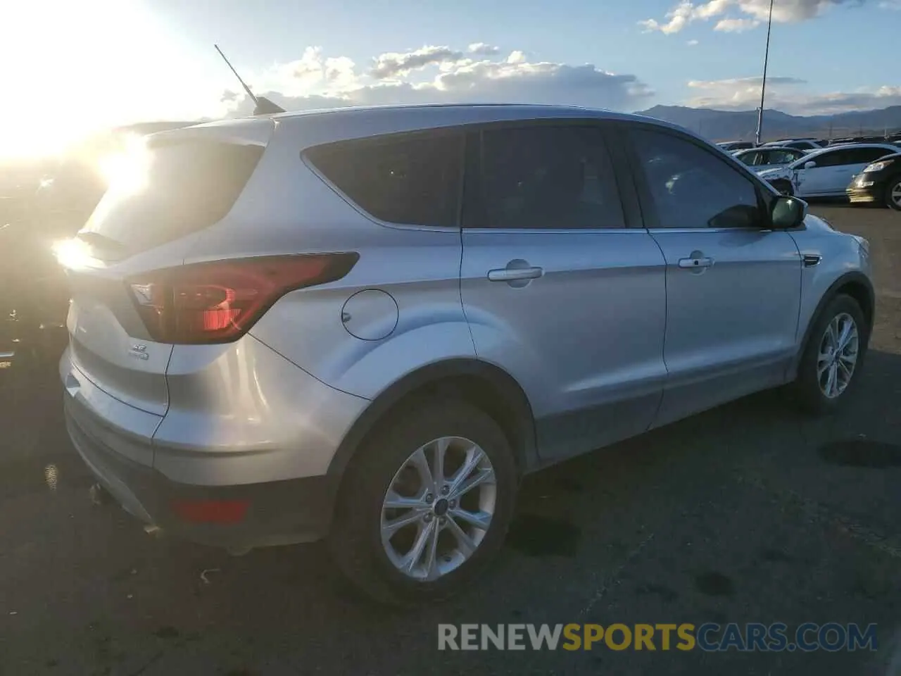 3 Фотография поврежденного автомобиля 1FMCU0GD8KUB06892 FORD ESCAPE 2019