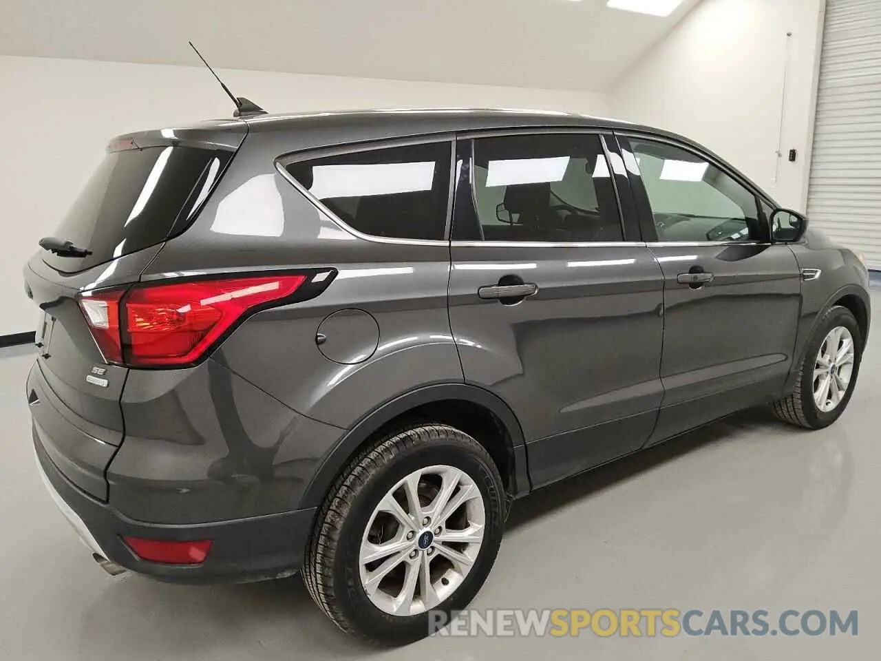 3 Photograph of a damaged car 1FMCU0GD8KUB64422 FORD ESCAPE 2019