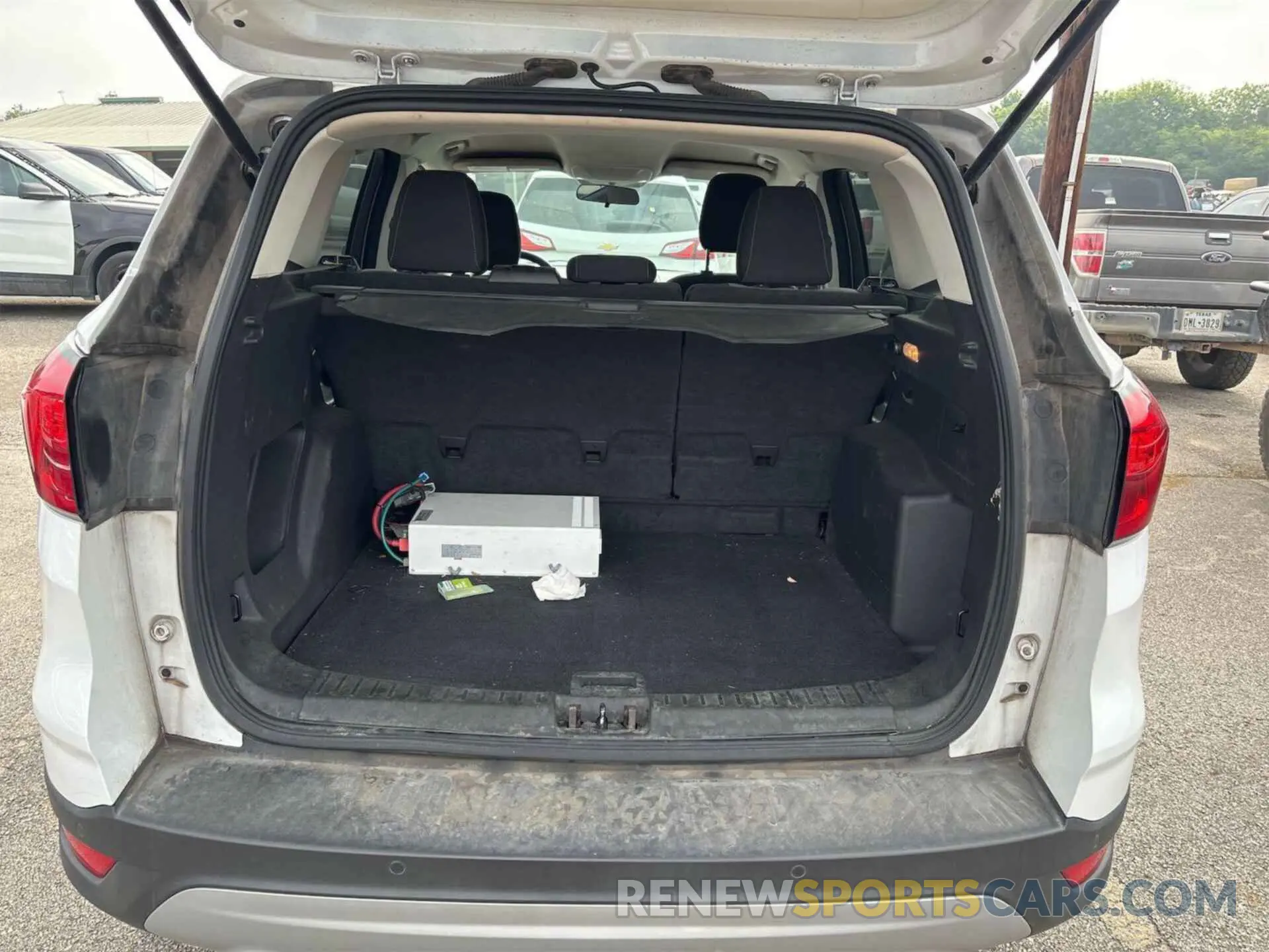 6 Photograph of a damaged car 1FMCU0GD8KUB65862 FORD ESCAPE 2019