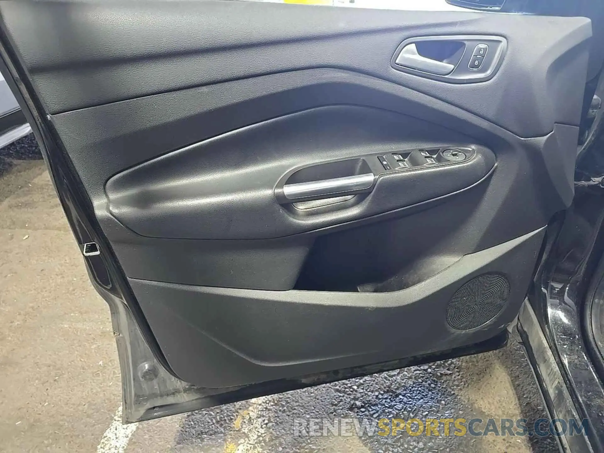 21 Photograph of a damaged car 1FMCU0GD8KUB82550 FORD ESCAPE 2019